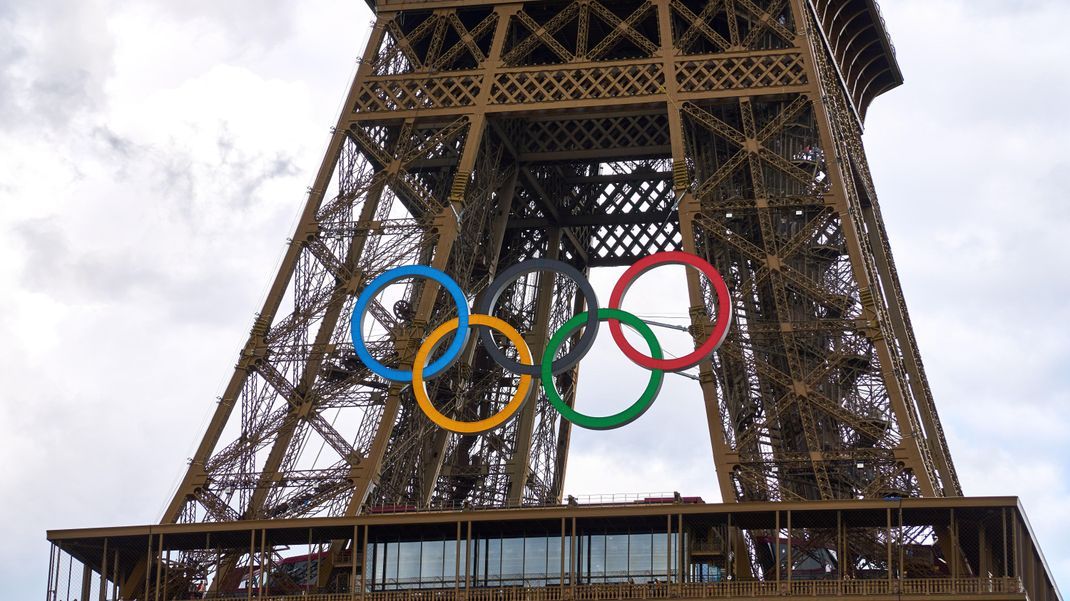 Der Eiffelturm in Paris ist anlässlich der der bevorstehenden Olympischen Spiele 2024 in der französischen Hauptstadt mit den olympischen Ringen geschmückt.