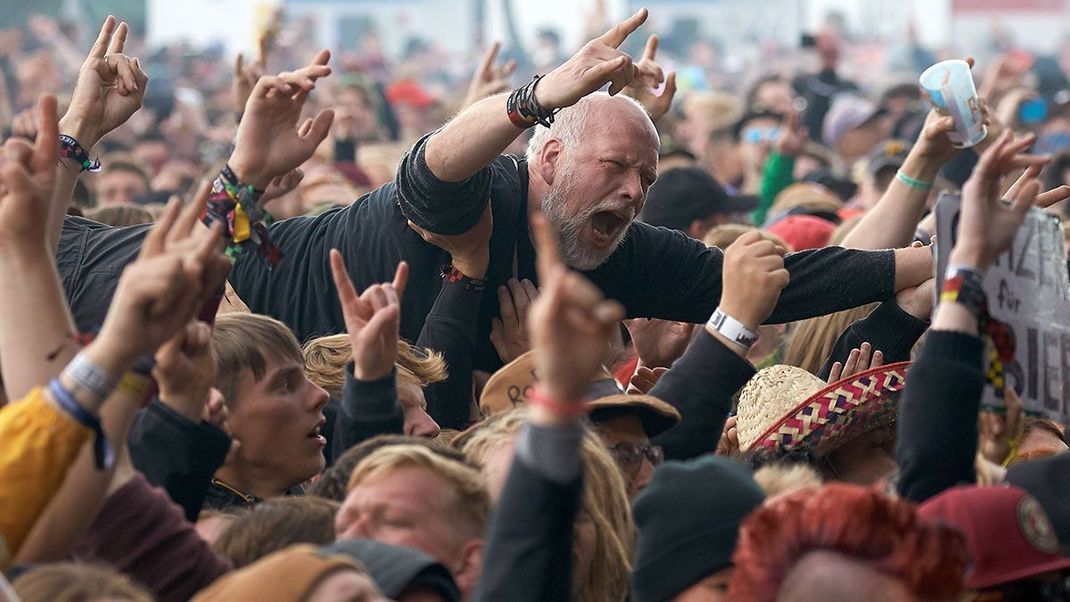 Stagediving für alle! Das "Rock am Ring" Festival am Nürburgring begeistert seit jeher junge und jung-gebliebene Rocker.