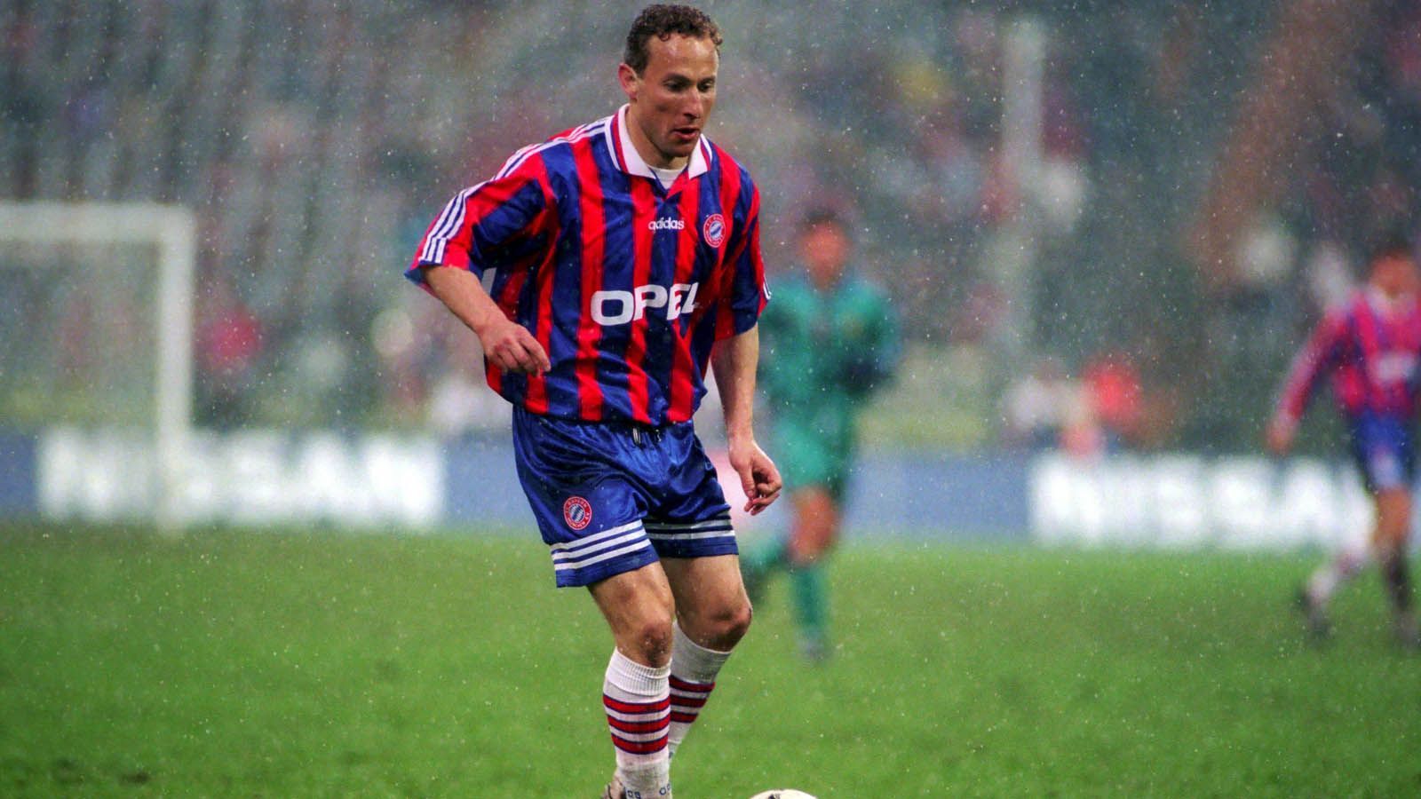 
                <strong>Jean-Pierre Papin</strong><br>
                In Jean-Pierre Papin kam 1994 ein echter Weltstar zu den Bayern, und das für immerhin 5,5 Millionen D-Mark. Der Franzose wurde 1991 zum Weltfußballer gewählt, außerdem war er gerade mit Milan Meister und Champions-League-Sieger geworden. Doch wirklich glücklich wurde der damals 30-Jährige in München nicht, in zwei Jahren blieb er hinter den hohen Erwartungen zurück. In 40 Spielen kam er auf nur sechs Tore und drei Vorlagen. Dann war auch schon wieder Schluss.
              