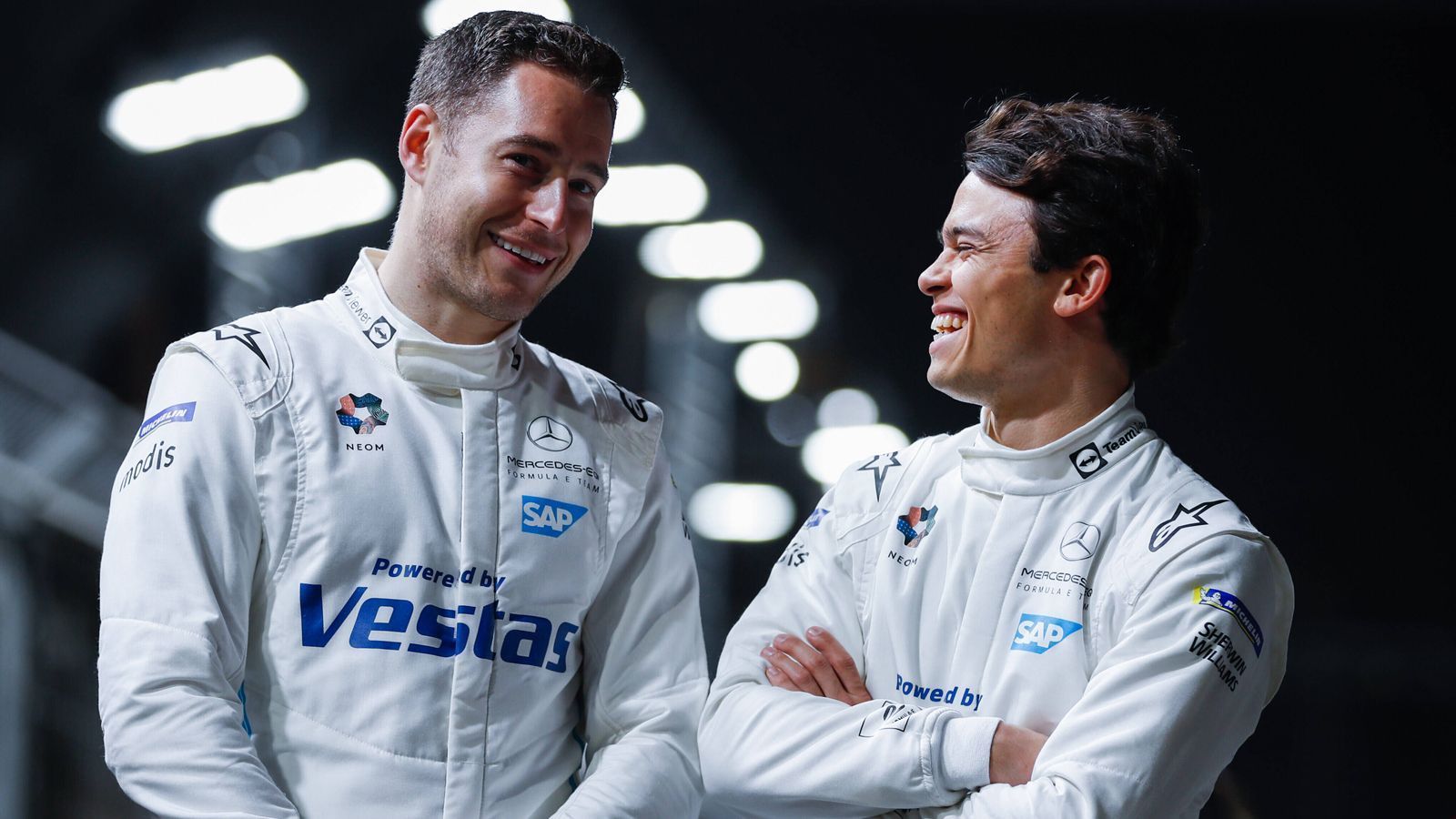 
                <strong>Stoffel Vandoorne (Mercedes)</strong><br>
                Der Teamkollege. Auch Stoffel Vandoorne (l.) hat mit dem starken Mercedes alle Möglichkeiten, die er in der Vergangenheit oft nicht nutzen konnte. Er benötigt fraglos mehr Konstanz und einen Hauch mehr an Killerinstinkt. "Ich blicke dem Wochenende und dem gesamten Jahr optimistisch entgegen. Ich habe das Gefühl, dass wir unsere Hausaufgaben erledigt haben und unser Team bestmöglich vorbereitet ist. Jetzt geht es endlich wieder los. Dann werden wir sehen, wie es läuft", sagte der Belgier.
              