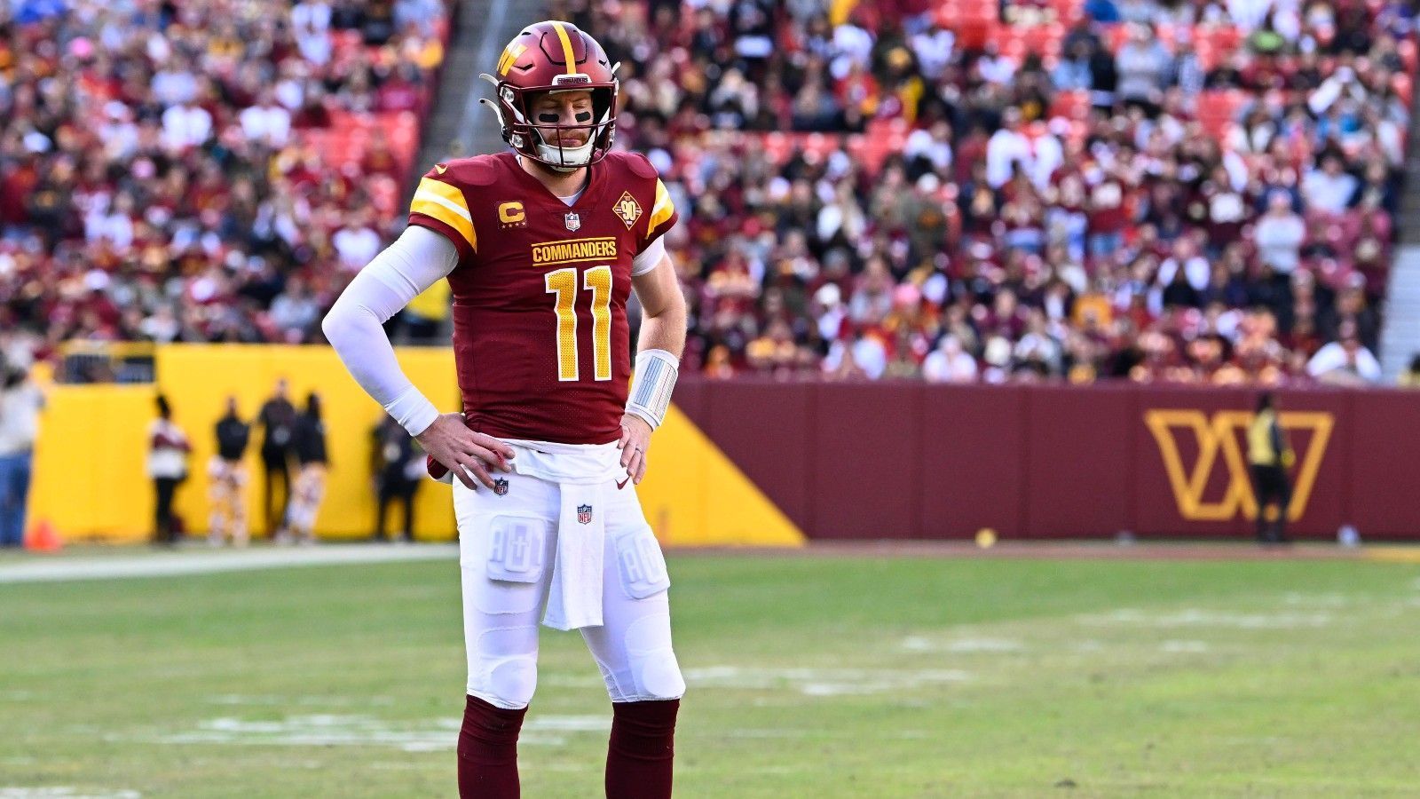 
                <strong>Washington Commanders (NFC East)</strong><br>
                Lange Zeit hatten die Fans der Washington Commanders Hoffnung, am Ende wurden sie dennoch enttäuscht. Nach der 10:24-Pleite gegen die Cleveland Browns war man bei der Franchise um Quarterback Carson Wentz auf einen Sieg der Minnesota Vikings angewiesen. Weil diese gegen die Green Bay Packers aber eine deftige Klatsche kassierten, sind die Commanders rechnerisch raus. Kurios: Head Coach Ron Rivera wusste auf der Pressekonferenz nach dem Spiel nicht, dass sein Team mit einem Sieg der Cheeseheads ausscheiden würde.
              
