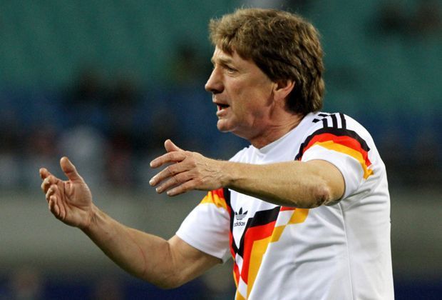 
                <strong>Frank Mill</strong><br>
                Frank Mill war einer der besten Stürmer Deutschlands. In der Bundesliga war er ausschließlich bei Vereinen aus Nordrhein-Westfalen aktiv. Neben seinem Heimatverein Rot-Weiß Essen spielte er für Borussia Mönchenladbach, Borussia Dortmund und Fortuna Düsseldorf.
              