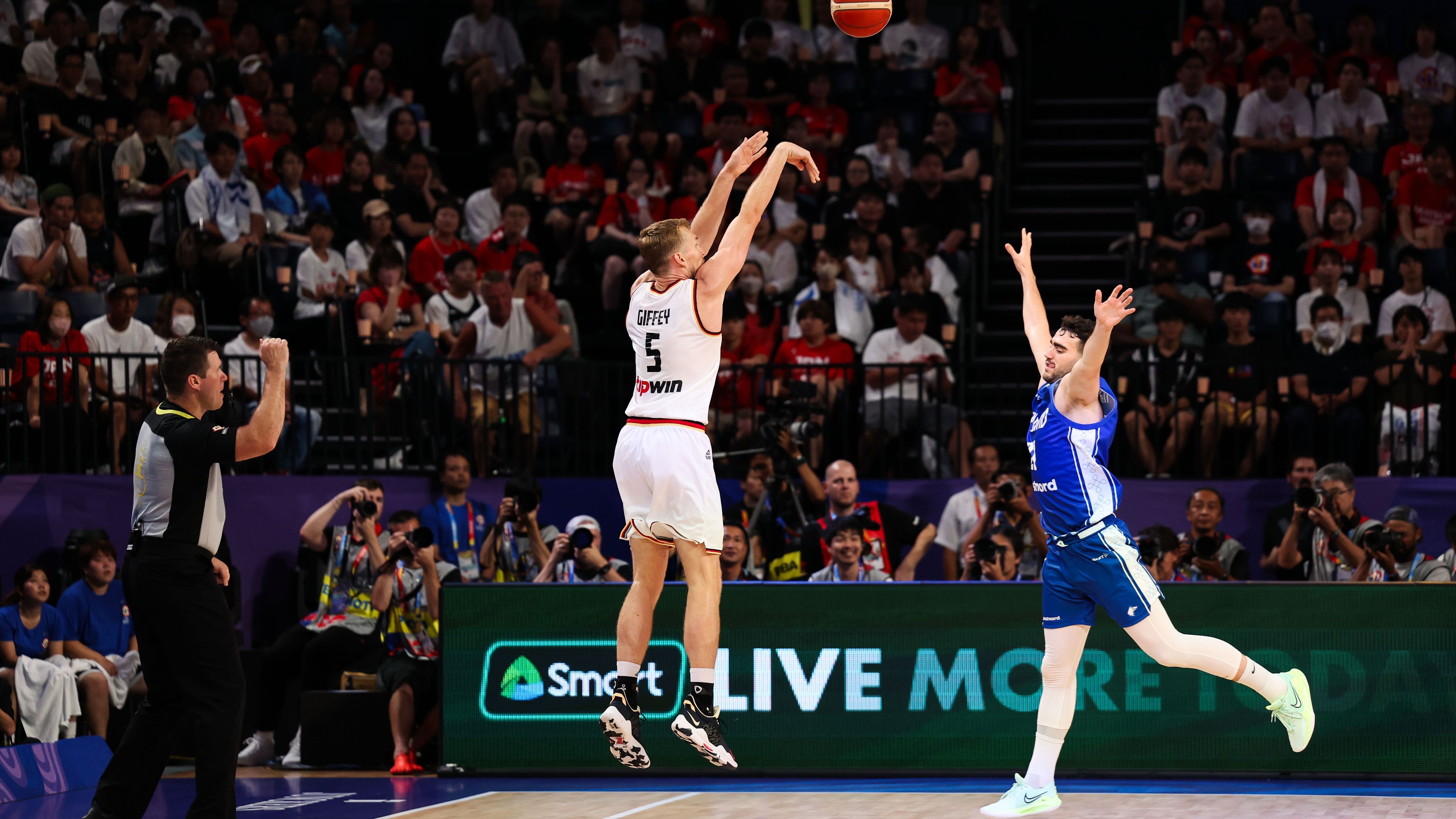 <strong>Niels Giffey (Flügelspieler)</strong> <br><br>Als College-Student spielte er an der University of Connecticut für die Huskies spielte und gewann zweimal den Titel. Seit zehn Jahren ist er im Nationalteam eine feste Größe, nur bei der EM 2017 fehlte der Neffe der früheren Regierenden Bürgermeisterin von Berlin. Nur Johannes Voigtmann (106) hat im Aufgebot mehr Länderspieleinsätze als Giffey (105).