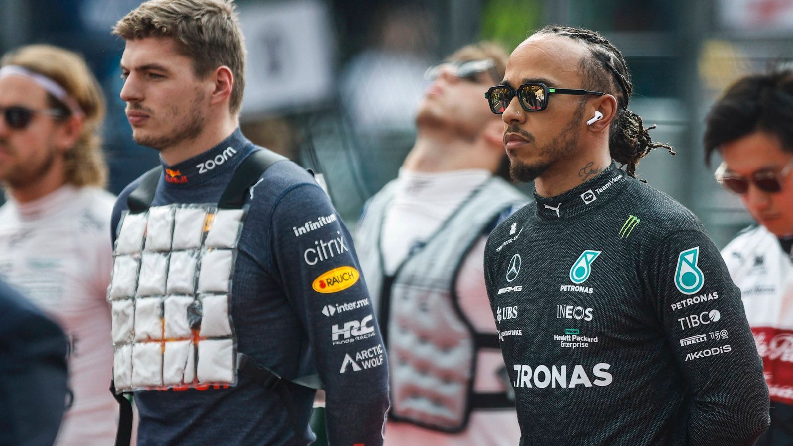 
                <strong>Traum-Konstellation?</strong><br>
                Denn klar: Wenn Hamilton Mercedes verlässt, dann zu einem Team, bei dem er auf Anhieb den Titel holen kann. Red Bull Racing also. Max Verstappen und Lewis Hamilton in einem Team wäre der Traum aller Fomel-1-Fans. Doch Teamchef Christian Horner nimmt Gerüchten den Wind aus den Segeln, bevor sie Fahrt aufnehmen: "Wir sind sehr glücklich mit den Fahrern, die wir haben. Sie sind nicht nur für diese, sondern auch für nächste Saison bei uns unter Vertrag. Ich sehe also nicht, wo wir Platz für Lewis haben sollten."
              