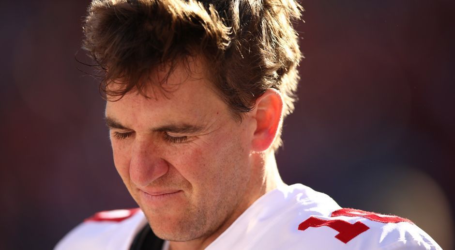 
                <strong>Die Demontage des Eli Manning</strong><br>
                Ja, Manning spielt die schwächste Saison seiner langen Karriere. Die Giants-Ikone zu benchen, ohne dafür einen Franchise-Quarterback der Zukunft in der Hinterhand zu haben, war dennoch ein unwürdiges Manöver, das bei den Giants-Fans nicht gut ankam. Schon zuvor ging McAdoo wenig zimperlich mit Manning um, kritisierte ihn öffentlich, ohne andere Mannschaftsteile in die Pflicht zu nehmen und demontierte den Routinier so über Wochen hinweg. Immerhin: Mit seiner Entlassung bleibt McAdoo am 14. Spieltag gegen die Cowboys ein tobendes MetLife Stadium angesichts der Manning-Degradierung erspart.
              