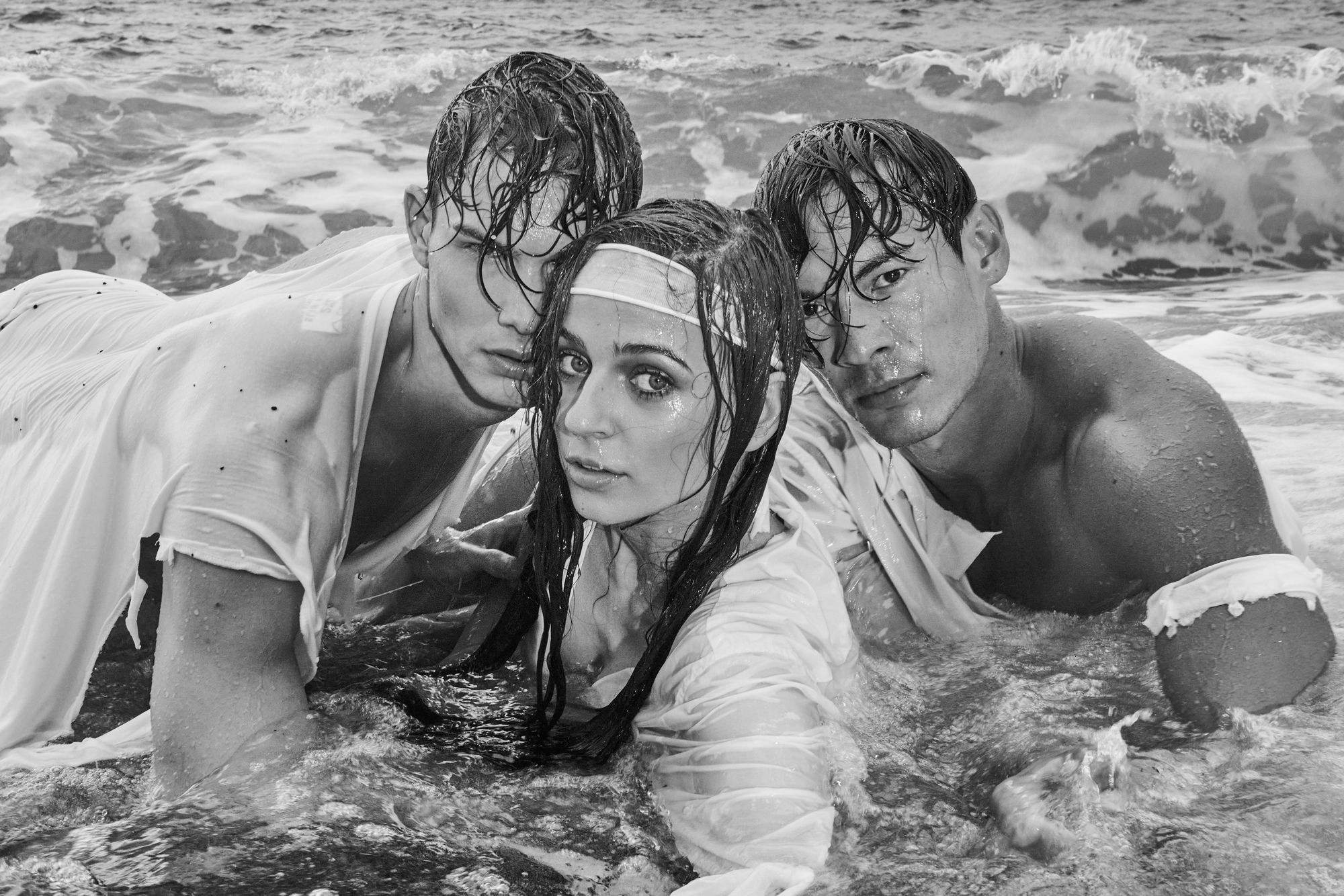 Ganz schön heiß! Hier posieren Armin, Jana und Dominik (v. l. n. r.) im Salzwasser.