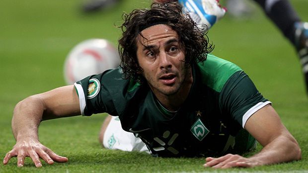 
                <strong>Zweite Spielzeit bei Werder </strong><br>
                Zweite Spielzeit bei Werder: Pizarro absolvierte die Vorbereitung auf die neue Spielzeit beim FC Chelsea. Nach langen Verhandlungen gelang es Werder schließlich, den Publikumsliebling für drei Jahre fest zu verpflichten.
              