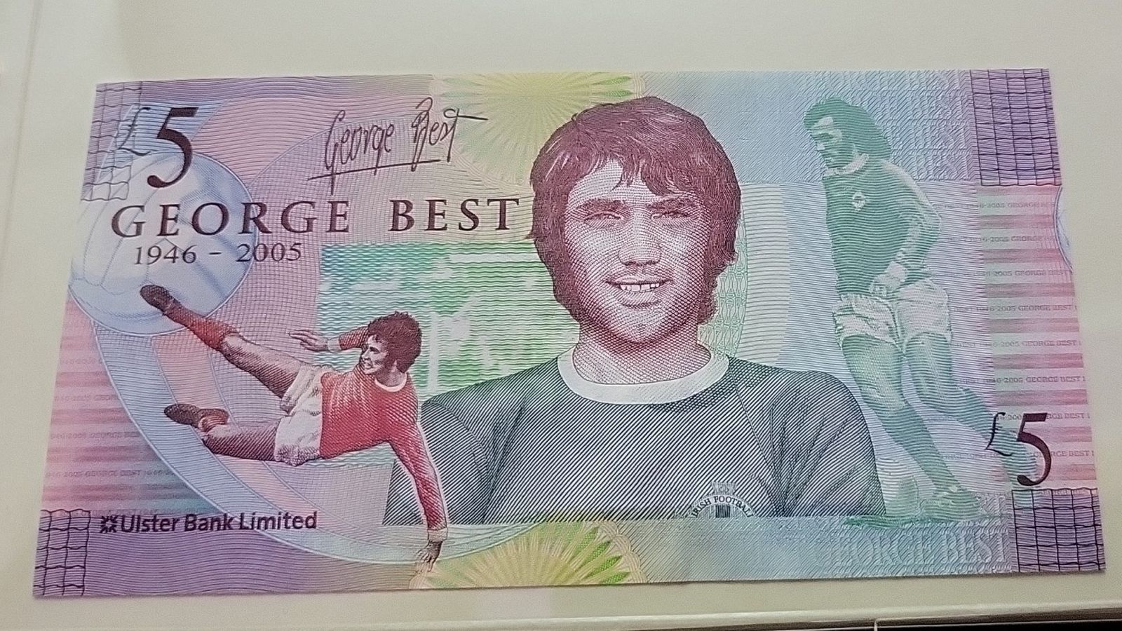 <strong>George Best</strong><br>Nach dem Tod des nordirischen Ex-Stars George Best kam in Großbritannien zu Ehren der Fußball-Größe eine Gedenk-Banknote im Wert von fünf Pfund auf den Markt. Best, Legende von Manchester United, verstarb 2005 im Alter von nur 59 Jahren. "Ich habe viel Geld für Alkohol, Frauen und schnelle Autos ausgegeben, den Rest habe ich einfach verprasst", lautete der wohl berühmteste Spruch Bests.