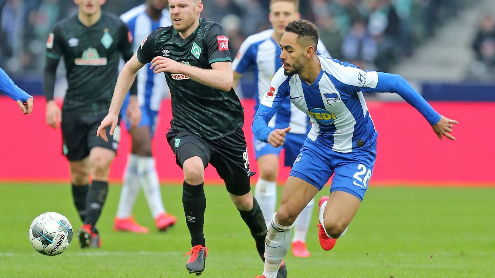 
                <strong>Platz 13: Hertha BSC - 28 Punkte</strong><br>
                Chaos-Klub Hertha BSC. Hertha BSC hat es nach dem Theater um Jürgen Klinsmann verpasst, sich aus dem Abstiegskampf zu befreien. In den letzten fünf Spielen gegen direkte Konkurrenten holten die Berliner vor der Unterbrechung der Saison nur fünf Punkte, kassierten dazu 14 Gegentreffer. Was Hoffnung macht: In Brunom Labbadia wurde ein Trainer verpflichtet, der sich auch als Retter schon einen Namen gemacht hat. Immerhin: Die Aufholjagden gegen Düsseldorf (3:3 nach 0:3) und Bremen (2:2) zeigten, dass Moral in der Mannschaft steckt. Die nächsten Spiele lauten: Hoffenheim (A), Union (H), Leipzig (A), Augsburg (H), Dortmund (A), Frankfurt (H), Freiburg (A), Leverkusen (H), Gladbach (A).ran.de-Prognose: Die Hertha ist nicht konstant genug, erlaubt sich defensiv zu viele Fehler. Gegen spielstarke Gegner wie Leipzig und Dortmund wird wenig zu holen sein. Im Duell mit konkurrierenden Kellerkindern entscheidet die Tagesform. Trotz aktuell sechs Punkten Vorsprung auf Platz 16 wird es für die "alte Dame" richtig eng. 
              