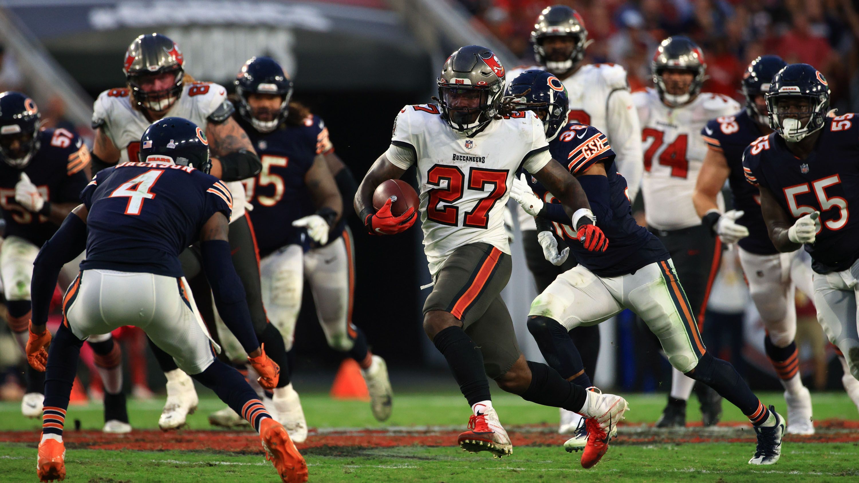 
                <strong>Ronald Jones (Tampa Bay Buccaneers)</strong><br>
                Eine ähnliche Situation gibt es in Tampa Bay: Zwar fordert Ronald Jones offiziell keinen Trade, doch bei den Buccaneers spielt der einstige Zweitrunden-Pick hinter Leonard Fournette nur noch die zweite Geige. Mit Giovani Bernard haben die Bucs zudem einen erfahrenen Backup, so könnte das Team von Tom Brady bei Trade-Anfragen schwach werden. Der Running Back konnte in Tampa nie überzeugen, eine Zusammenarbeit nach Jones' Rookie-Deal ist unwahrscheinlich. Bietet eine Mannschaft einen Draft-Pick an, könnte Jones eine zweite Chance in der NFL bekommen.
              