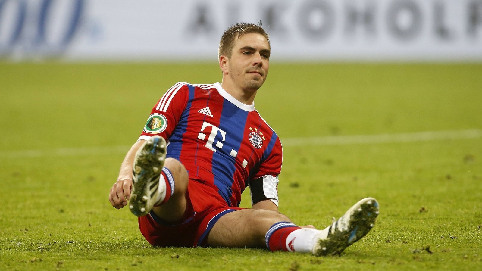 <strong>Platz 9 (geteilt): Philipp Lahm (FC Bayern München)</strong><br>
                • Strafe: 50.000 Euro<br>&nbsp;Lahm galt als stets besonnener Kapitän des deutschen Rekordmeisters, holte dann 2009 aber völlig überraschend zum verbalen Rundumschlag aus. Im Interview mit der "Süddeutschen Zeitung" kritisierte Lahm öffentlich die Transferpolitik des Klubs. Neben dem Unverständnis für den Transfer von Arjen Robben sparte Lahm auch gegenüber Manager Uli Hoeneß nicht mit Kritik. Das Echo des Vereins auf Lahms Verbal-Attacke: 50.000 Euro Strafe und eine Standpauke vom Patron höchstselbst.&nbsp;