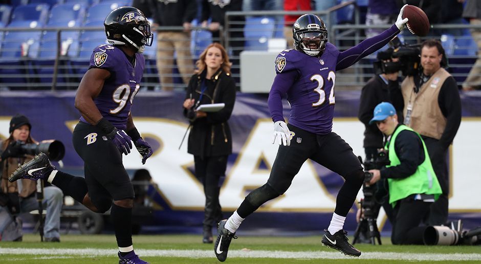 
                <strong>AFC Defense:</strong><br>
                Eric Weddle, FS, Baltimore Ravens (44:20 Sieg gegen Detroit Lions)45-Yards to the House! Mit einem Pick-6 erzielt Eric Weddle die letzten Ravens-Punkte erzielen. Schon vorher stellte er die Weichen mit einem erzwungenen Fumble, der im Anschluss zu einem Ravens-Touchdown führt, auf Sieg. Dazu kommen drei Tackles und ein abgeblockter Pass. So kann man den Arbeitstag beenden.
              