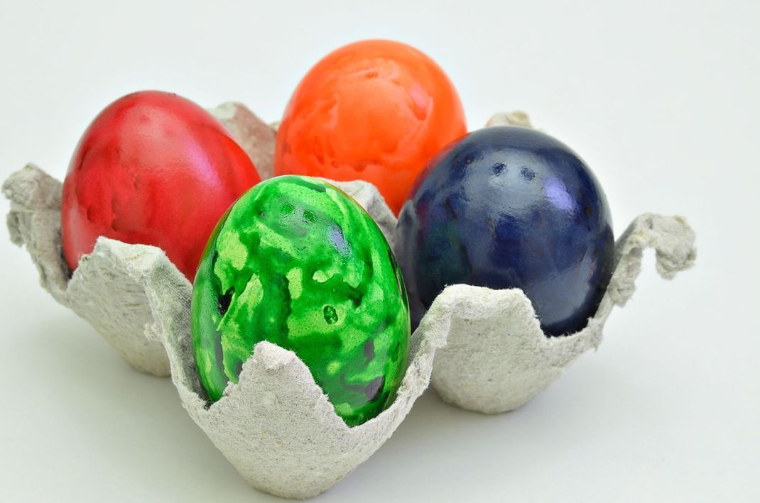 So in der Art könnte er aussehen, Ihr Eierbecher – basteln Sie aus Eierkarton aber lieber einzelne Becher und malen Sie diese anschließend noch bunt an.