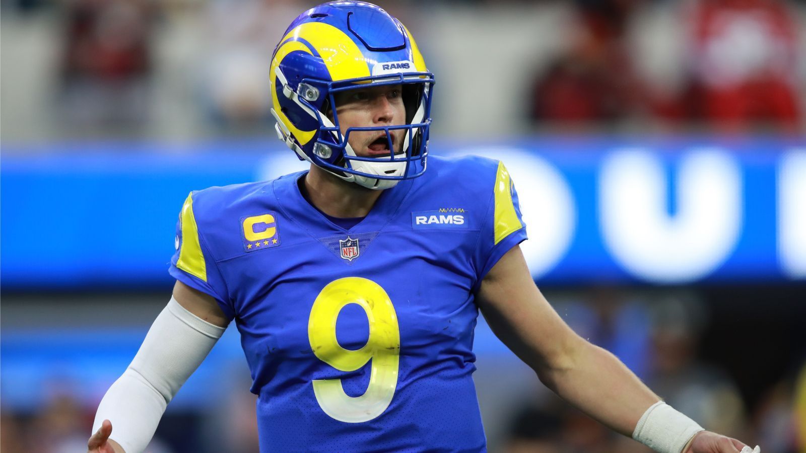 
                <strong>Verlierer: Matthew Stafford (Los Angeles Rams)</strong><br>
                Gefühlt seit im Norden der USA der erste Schnee gefallen ist, läuft es für Matthew Stafford gar nicht mehr rund. Der 33-jährige Quarterback der Los Angeles Rams kommt in seinen jüngsten vier Spielen auf acht Touchdowns und ebenso viele Interceptions. Das ist zu wenig für einen Spieler, der zur Mitte der Saison noch als MVP-Kandidat gehandelt wurde. Zudem war seine letzte Interception die schlimmste, denn sie besiegelte eine Niederlage: Gegen die San Francisco 49ers musste Stafford nach einem Field Goal der "Niners" mindestens ebenso viele Punkte machen - stattdessen warf er einen tiefen Ball auf Odell Beckham Jr., der abgefangen wurde. So gaben die Rams den zweiten Seed der NFC noch an die Tampa Bay Buccaneers ab.
              