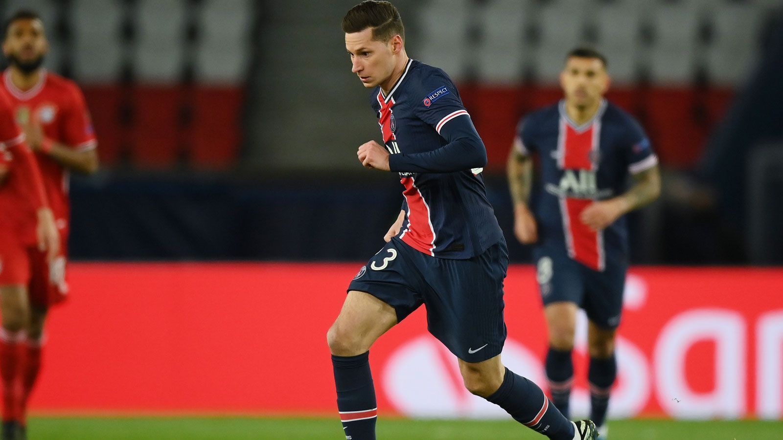 
                <strong>Julian Draxler (Paris St. Germain)</strong><br>
                Seine vielversprechend gestartete Karriere wieder richtig ankurbeln konnte Julian Draxler in bislang viereinhalb Jahren bei Paris St. Germain nicht. Der Ex-Schalker steht deutlich im Schatten seiner prominenten Sturmkollegen Kylian Mbappe oder Neymar. Deshalb deutet auch mehr auf eine erneute Luftveränderung hin. Im Winter soll Hertha BSC eine Option gewesen sein, aktuell werden Bayern München und Bayer Leverkusen als mögliche Optionen gehandelt. Laut "L'Equipe" bietet PSG nur einen Vertrag für eine Saison - in der Stadt der Liebe steht der Weltmeister von 2014 also nicht sehr hoch im Kurs.
              