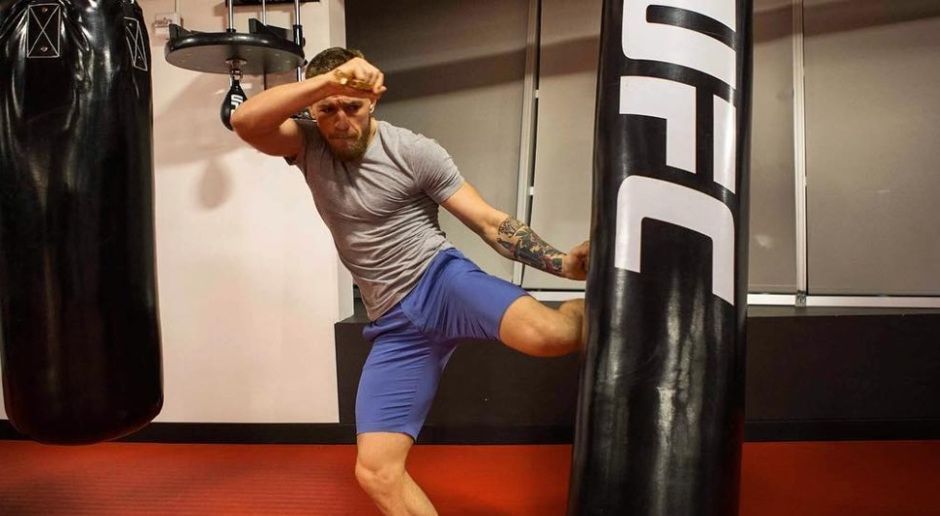 
                <strong>Wird McGregor einen Kick ansetzen?</strong><br>
                Conor McGregor hat zwar als Amateur geboxt, in den letzten Jahren aber nur MMA gekämpft. TV-Experten stellten daher wiederholt die Frage, ob er nicht im Eifer des Gefechts regelwidrige Aktionen einsetzt. Daher gibt es nicht nur Quoten auf einen Punktabzug für McGregor, sondern auch speziell darauf, ob er vielleicht einen Kick oder einen Ellenbogenschlag nutzt. Ein Mayweather-Sieg durch Disqualifikation ist bei den Buchmachern übrigens genauso lukrativ wie ein McGregor-Sieg durch technischen Knockout. 
              