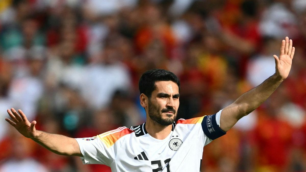 Ilkay Gündogan dirigiert auf dem Feld