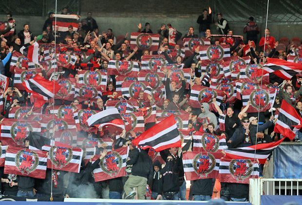 
                <strong>Paris St. Germain - Bayer 04 Leverkusen 2:1</strong><br>
                Die Leverkusen-Fans zeigen sich trotz der Niederlage und dem Ausscheiden versöhnt und feiern ihr Team nach dem Abpfiff. Für Leverkusen geht es am Wochenende gegen den FC Bayern.
              