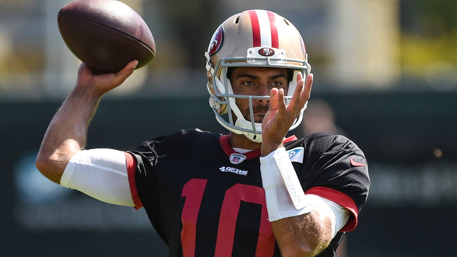 
                <strong>Jimmy Garoppolo</strong><br>
                Der Quarterback der San Francisco 49ers zog sich 2018 früh einen Kreuzbandriss zu. Jetzt steht er vor seinem Comeback, soll am zweiten Spieltag in der Preseason aufs Feld zurückkehren. Ist er fit? Hält das Knie? Wie schnell findet er zu seiner Form zurück? Die Preseason wird erste Antworten liefern.
              