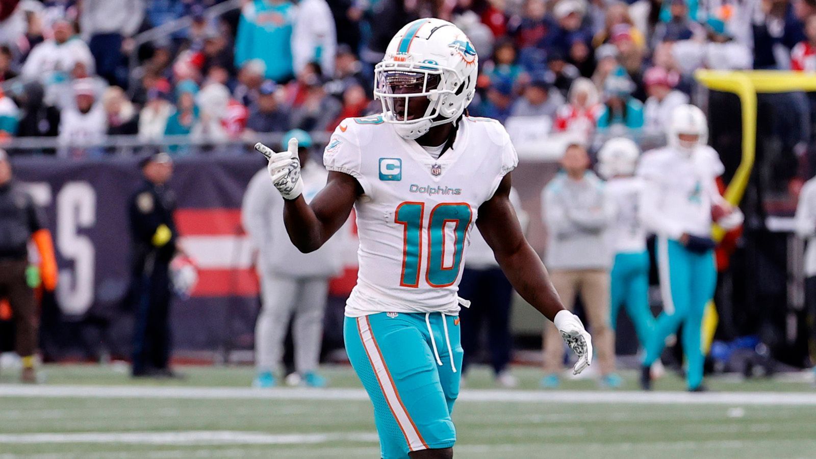 
                <strong>Kansas City Chiefs via Miami Dolphins: Viertrundenpick</strong><br>
                Den teuren Preis für Tyreek Hill bezahlten die Miami Dolphins bereits 2022 mit einem Erst-, Zweit- und Viertrundenpick. In diesem Draft ist lediglich noch ein Viert- sowie Sechstrundenpick für den Wide Receiver fällig. Im Nachhinein wohl für beide Parteien ein gutes Geschäft.
              