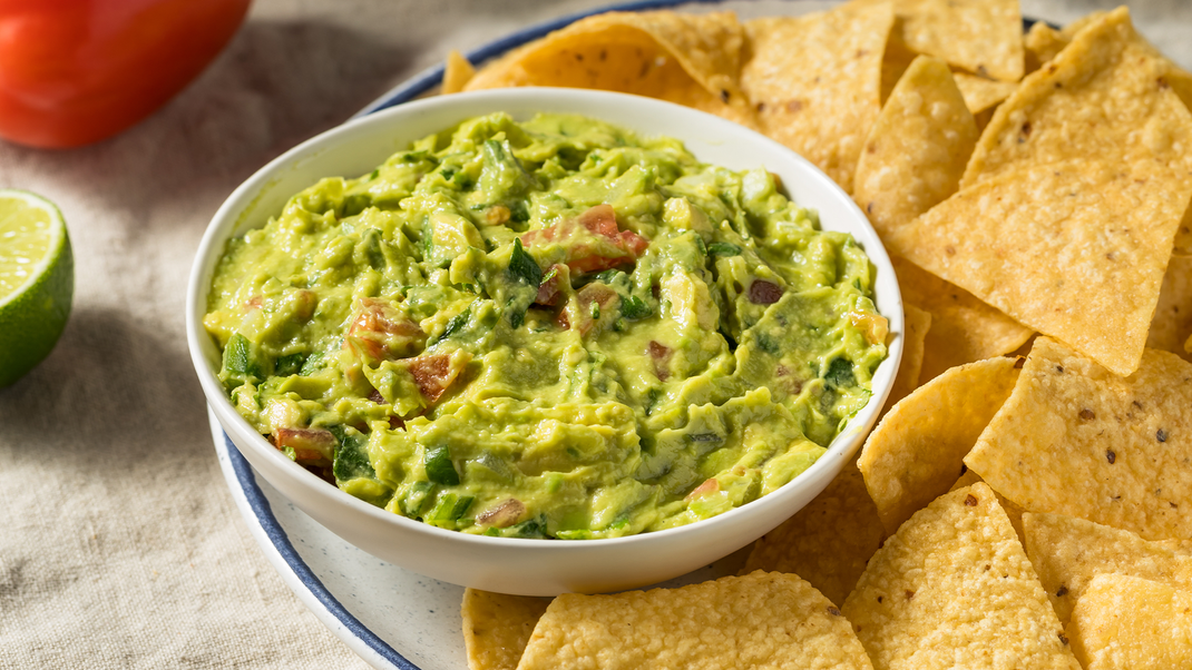 Mit einer einfachen Guacamole schmecken Tortilla Chips noch besser!