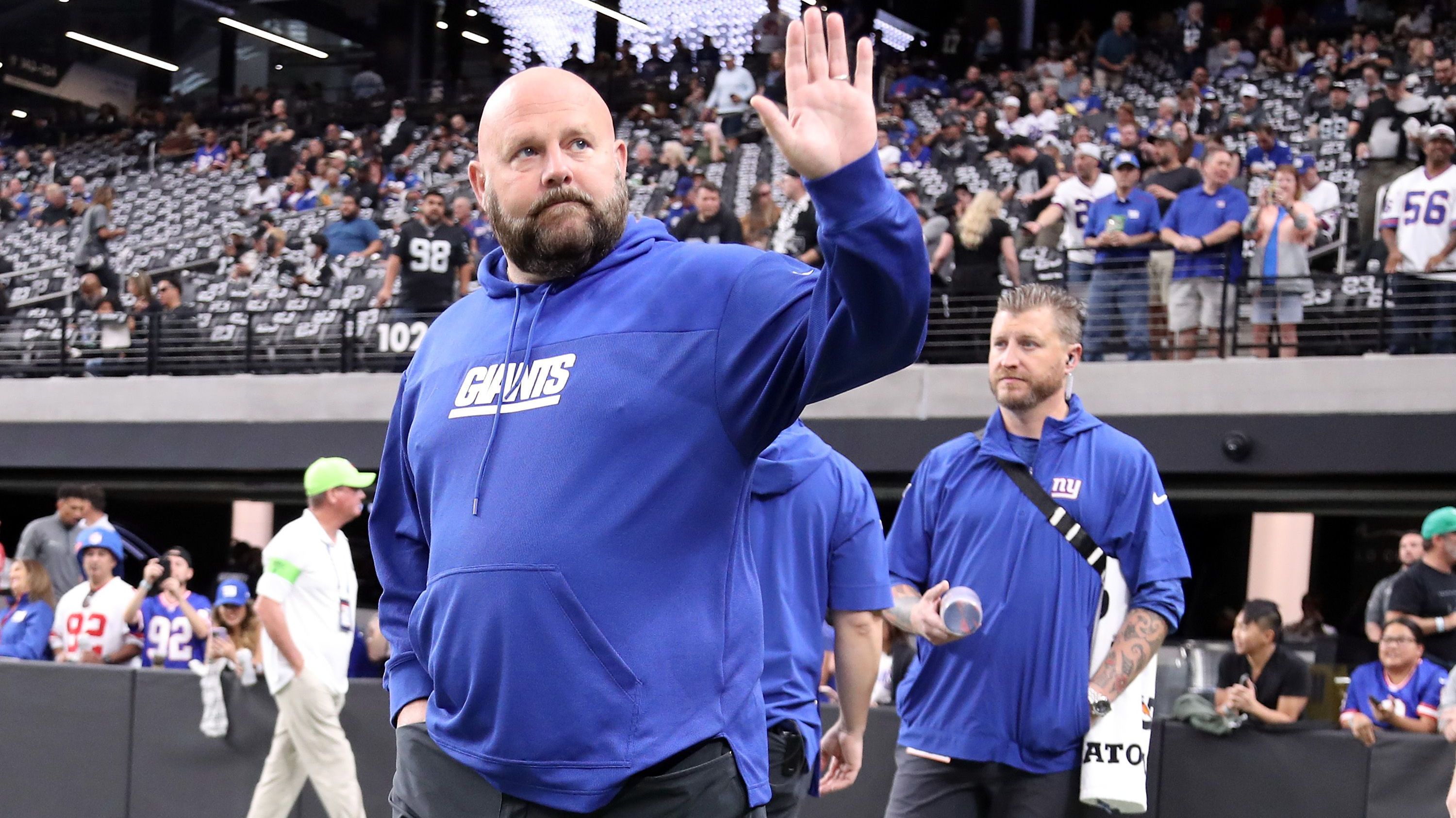 <strong>Platz 24: New York Giants um Head Coach Brian Daboll</strong><br>Der Ruf des innovativen Offensiv-Gurus schwindet langsam bei Brian Daboll. Nach einer überzeugenden Debüt-Saison konnte er in den letzten beiden Spielzeiten bei den Giants wenig bewirken. Ist ein <a data-li-document-ref="537140" href="https://www.ran.de/sports/american-football/nfl/news/nfl-giants-quarterbacks-situation-wilson-winston-dart-devito-537140">Quarterback-Room aus Russell Wilson, Jameis Winston, Rookie Jaxson Dart und Fan-Liebling Tommy DeVito</a> der letzte Strohhalm?