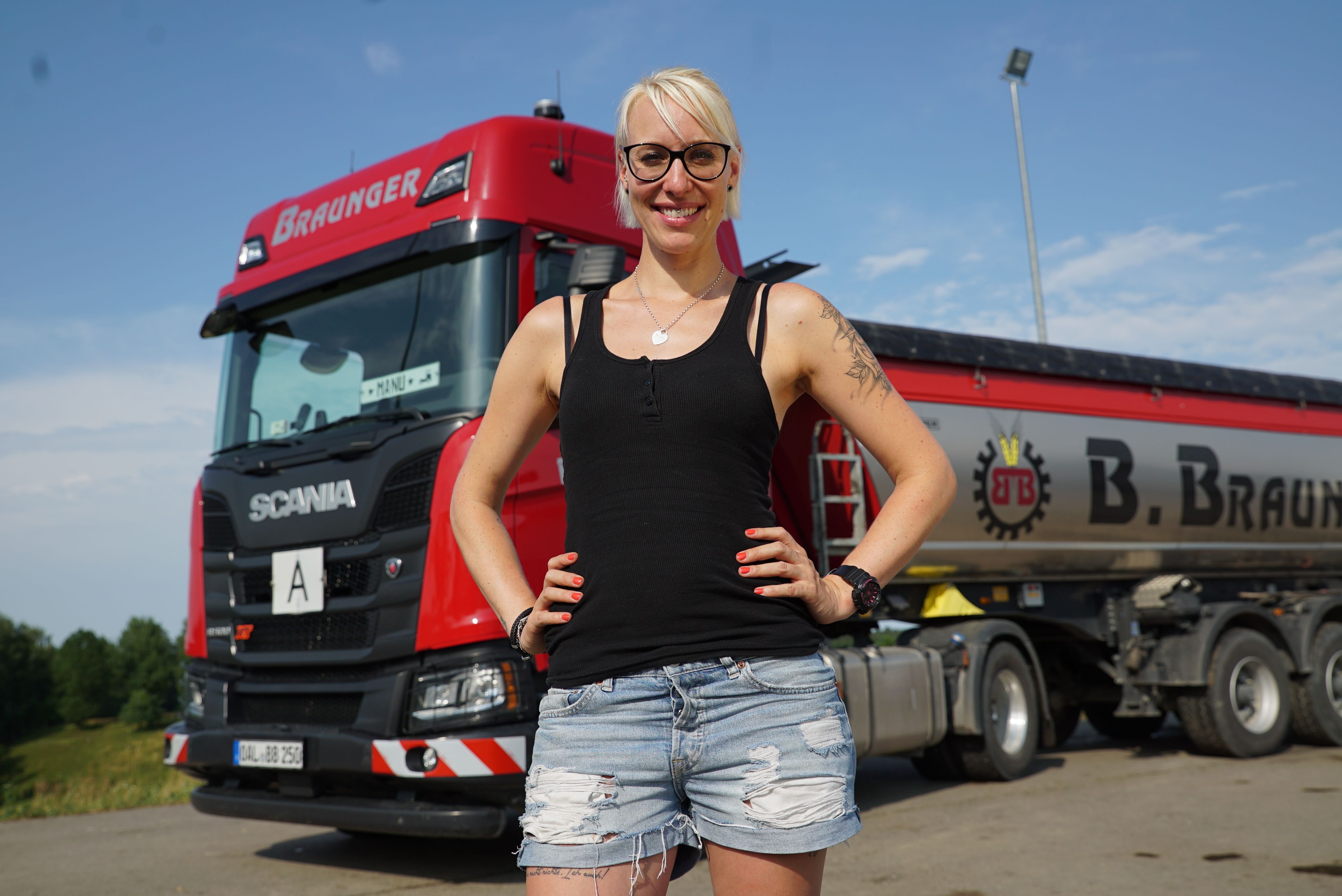 Eine schöne Aussicht - "Trucker Babe" Manuela und ihr 500 PS starker Truck. 