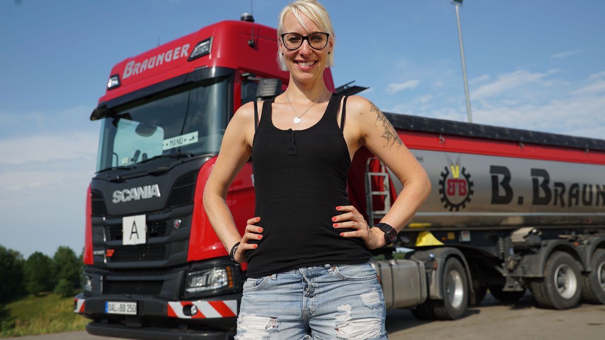"Trucker Babe" Manuela vor ihrem Scania Truck