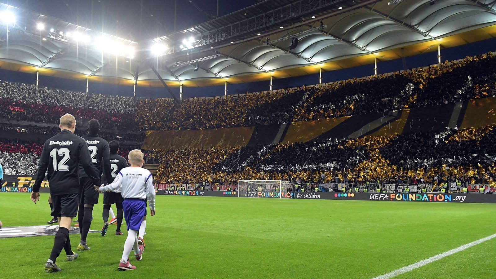 
                <strong>Eintracht-Fans beeindrucken mit Choreo gegen Inter </strong><br>
                Die Eintracht-Fans sorgten im Europa League-Hinspiel gegen Inter Mailand im März 2019 wieder einmal für eine beeindruckende Choreografie. Die Spieler wurden mit goldenen, roten und silbernen Folien begrüßt. In großer Schrift stimmten die Fans zudem auf den anstehenden 120. Geburtstag der Eintracht an. 
              