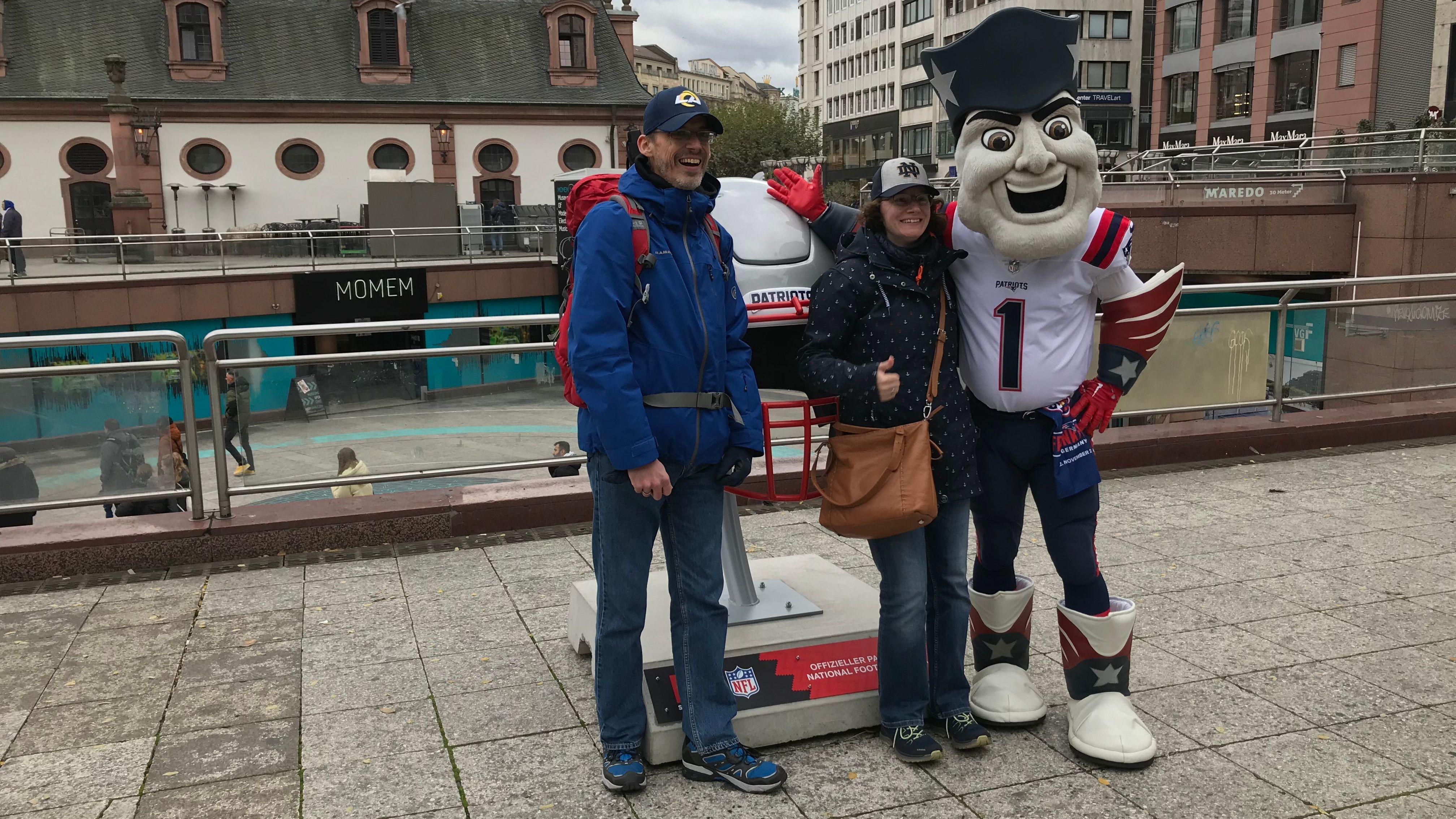 <strong></strong><strong>Erinnerungsfoto mit Pat Patriot</strong> <br>Na klar: auf ein Foto neben dem Patriots-Helm mit Pat Patriot, dem offiziellen Maskottchen der Franchise aus Foxborough.