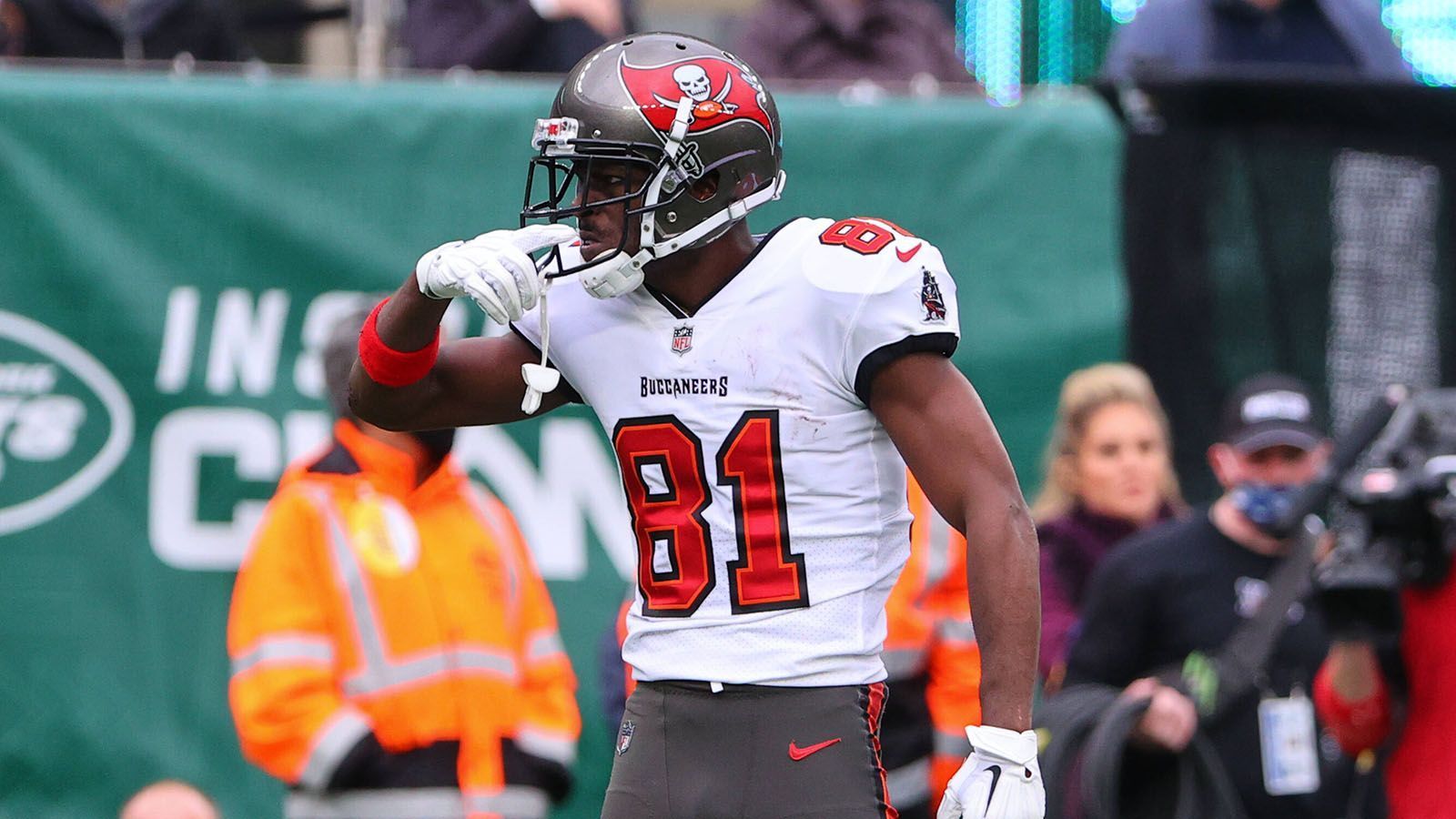 
                <strong>Baltimore Ravens</strong><br>
                Bereits 2020, bevor Brown bei den Buccaneers landete, zeigten die Baltimore Ravens Interesse am Receiver. Mit Marquise Brown steht dort auch sein Cousin unter Vertrag und könnte für familiären Halt sorgen. Gleichzeitig könnte er dem jungen Receiver-Corps der Ravens Erfahrung verleihen. 
              