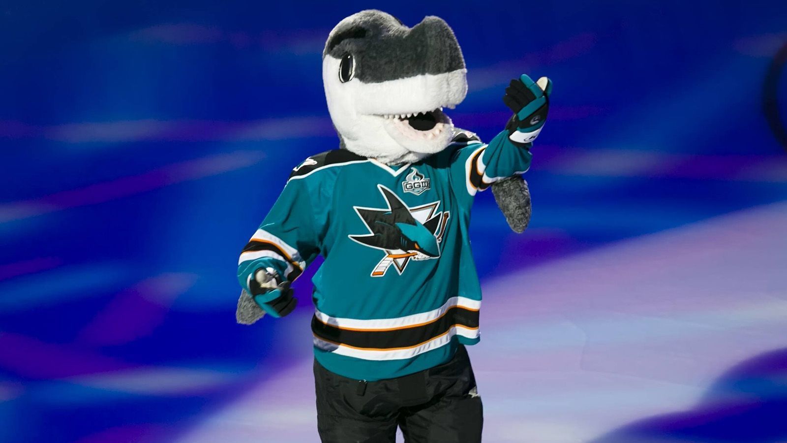 
                <strong>S.J. Sharkie – der Star unter den Maskottchen</strong><br>
                S.J. Sharkie ist das Maskottchen der Sharks und leistete Anfang der 1990er Jahre Pionierarbeit. Es war eines der ersten Maskottchen mit einer eigenen Merchandising-Linie und einer eigenen Webseite. Bei den Heimspielen führt es oftmals legendäre Stunts vor und ist mit einem Quad auf dem Eis unterwegs.  
              