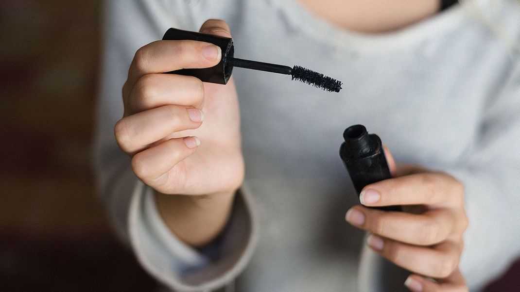 Mascara ist nicht gleich Mascara – es gibt unterschiedliche Bürsten, Formen und Farben: Welche passt zu eurem Typ? 