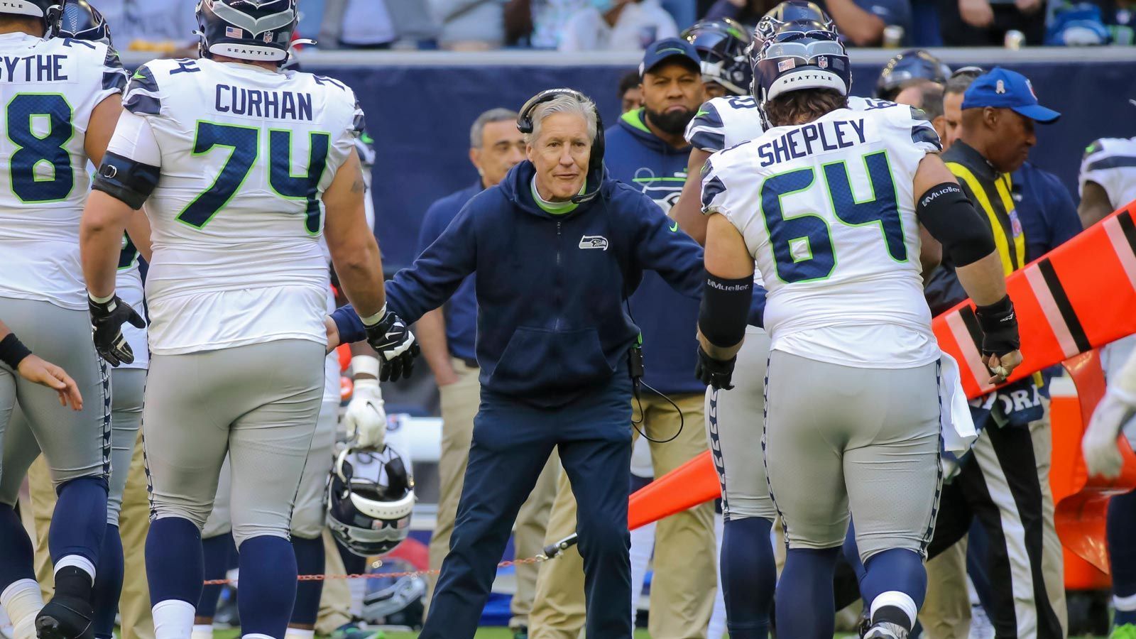 
                <strong>NFC West: Seattle Seahawks</strong><br>
                &#x2022; Head Coach: Pete Carroll (M)<br>&#x2022; Quarterback: Geno Smith<br>&#x2022; Platzierung nach Regular Season: 2. der NFC West (Division), Platz 7 in der NFC (Conference)<br>&#x2022; Stadion: Lumen Field (Seattle, Washington)<br>&#x2022; Gegründet: 1976<br>
              