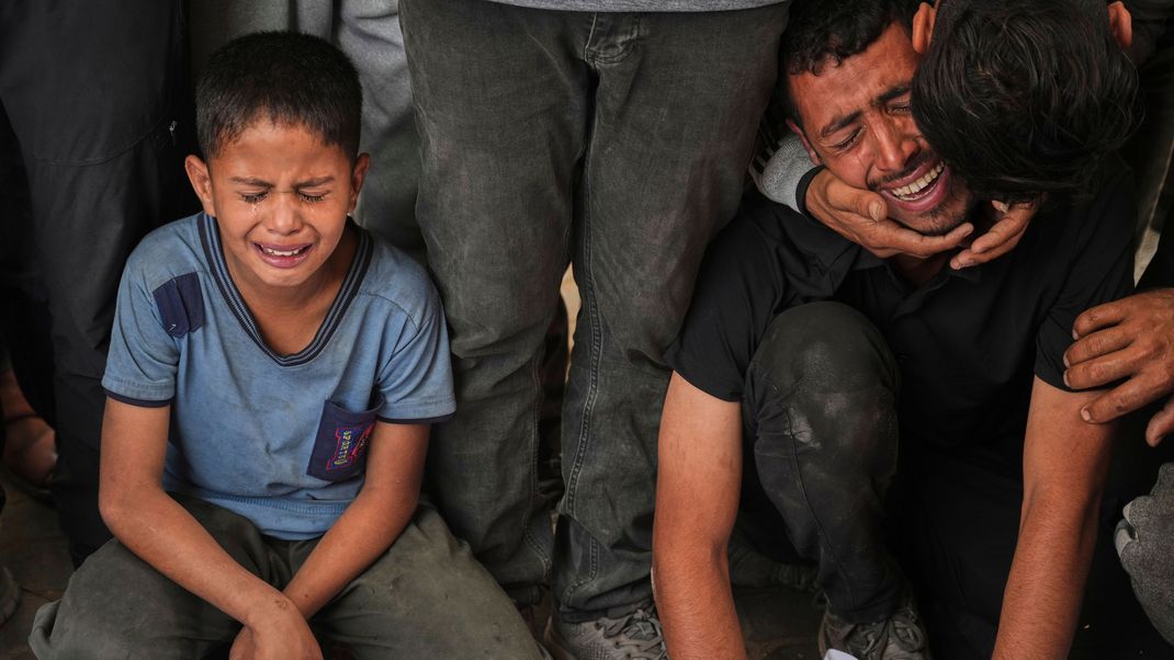 Angehörige trauern um verstorbene Familienmitglieder im Gazastreifen. Die Kämpfe zwischen Israel und der Hamas gehen weiter.