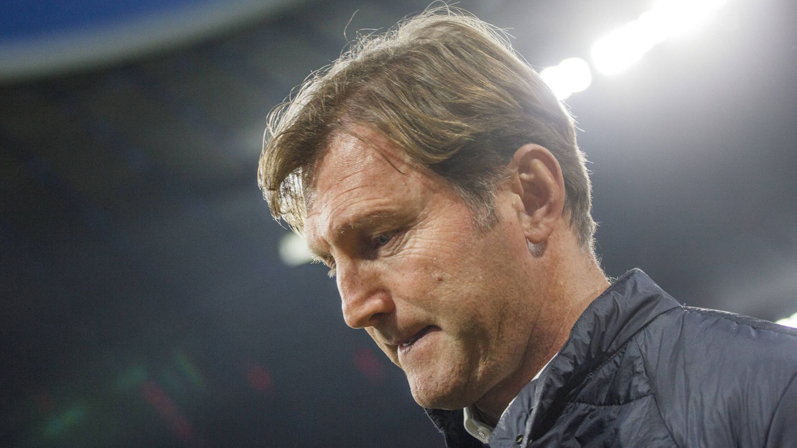 
                <strong>Wer folgt auf Hasenhüttl?</strong><br>
                Nach zwei erfolgreichen Spielzeiten in der Bundesliga haben sich RB Leipzig und Trainer Ralph Hasenhüttl getrennt. Die Suche nach einem Nachfolger läuft auf Hochtouren. ran.de erklärt, wer die Top-Favoriten auf den Trainerposten bei den "Roten Bullen" sind.
              