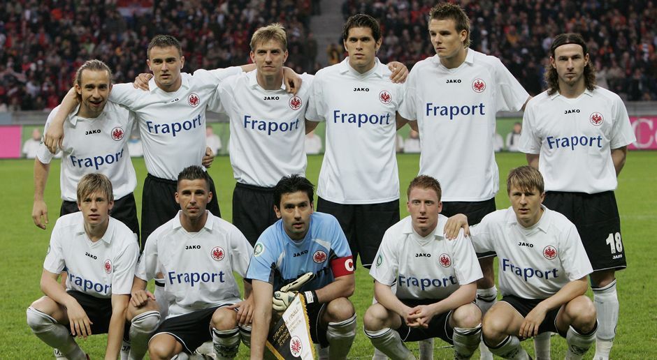 
                <strong>DFB-Pokal: Diese Elf von Eintracht Frankfurt lief im Finale 2006 auf</strong><br>
                Eintracht Frankfurt steht im DFB-Pokal-Halbfinale und träumt vor dem Duell bei Borussia Mönchengladbach vom erneuten Endspiel in Berlin. Zuletzt war der viermalige Pokalsieger vor elf Jahren im Finale, verlor damals mit 0:1 gegen den FC Bayern München. ran.de zeigt, mit welcher Elf die Eintracht das Endspiel bestritt und was aus den Pokal-Helden von 2006 wurde.
              