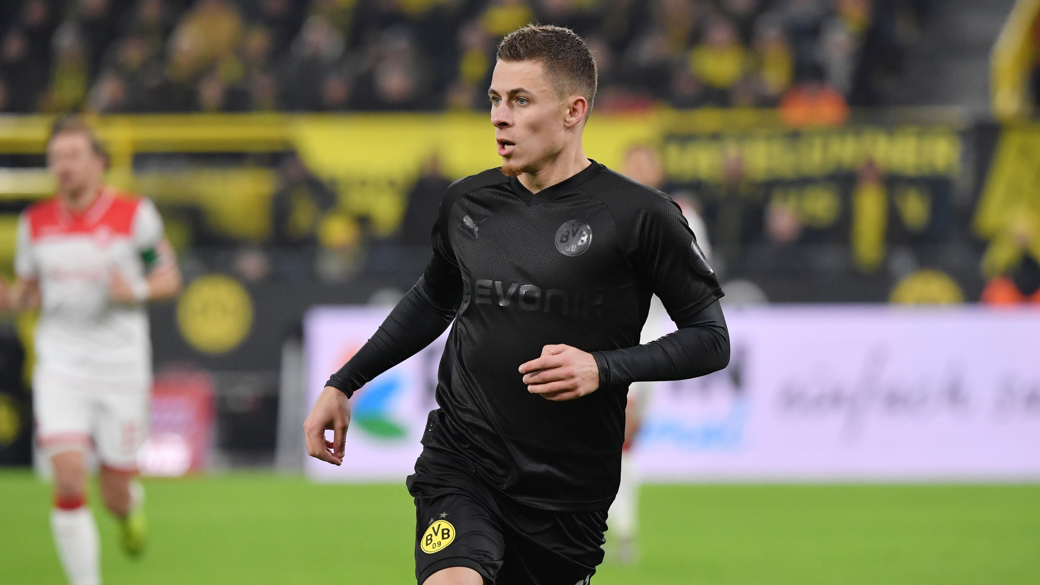 
                <strong>Hazard krönt sich zum belgischen Rekord-Torschützen</strong><br>
                Mit seinem Treffer zum 2:0 gegen Fortuna Düsseldorf gelang Thorgan Hazard von Borussia Dortmund ein besonderer Treffer. Für den Offensivspieler war es das 34. Tor in der höchsten deutschen Spielklasse. Damit ist Hazard der erfolgreichste belgische Torschütze in der Bundesliga-Geschichte. Bis vor kurzem teilte sich der Stürmer diese Bestmarke noch mit dem Ex-Schalker Emile Mpenza, der insgesamt auf 33 Treffer kam.
              