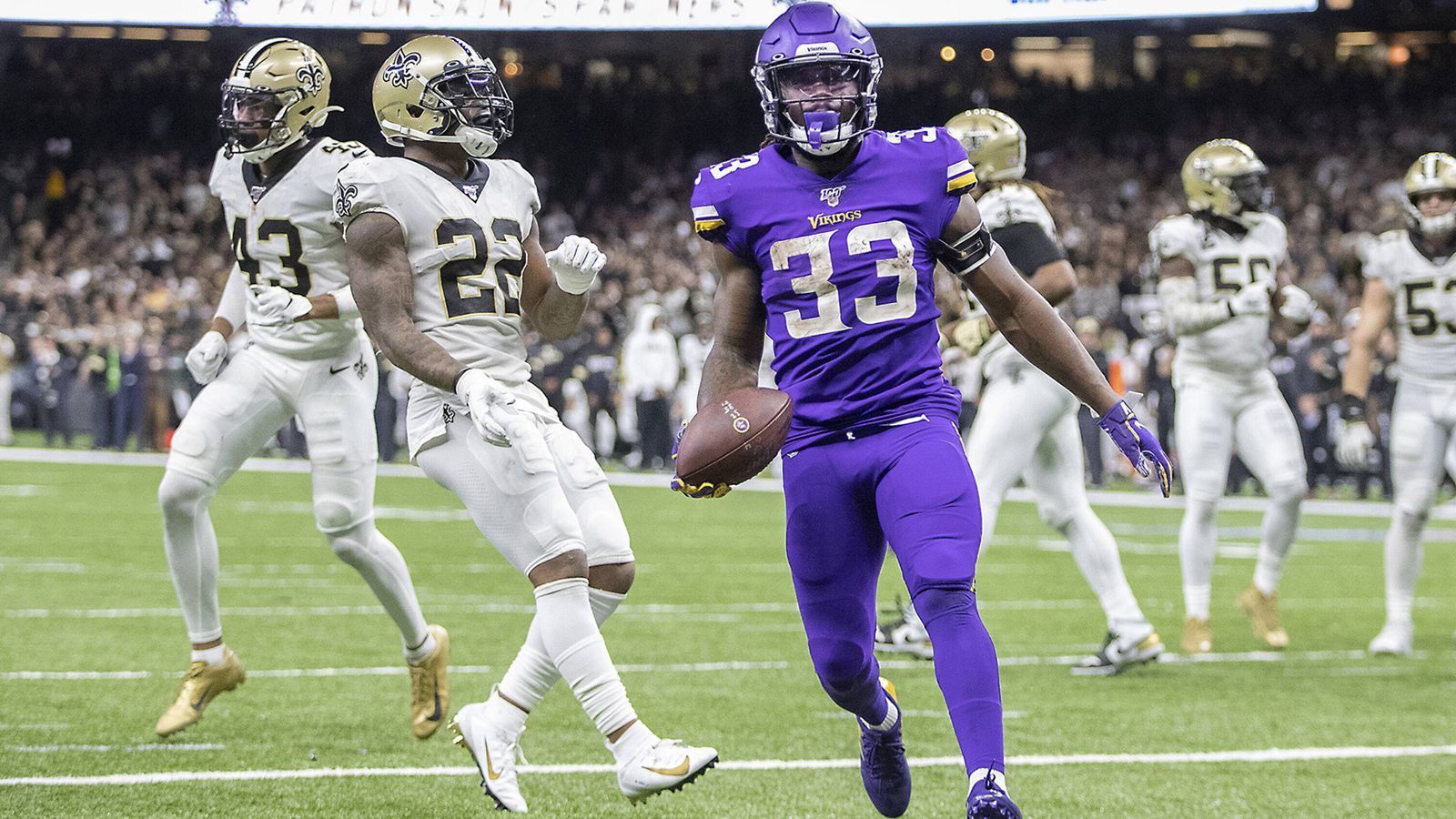 
                <strong>Dalvin Cook (Minnesota Vikings) </strong><br>
                Dalvin Cook blickt dem letzten Jahr seines Rookie-Vertrags entgegen. Kommende Saison verdient der 24-Jährige 1,331 Millionen Dollar. Verhältnismäßig wenig Geld für einen Running Back, der vergangene Spielzeit 1135 Rushing-Yards vorzuweisen hatte. Cook bezeichnete sich selbst schon einmal als den besten Running Back der NFL – und wird auch dementsprechend bezahlt werden wollen. Seine Verletzungshistorie könnte dabei hinderlich sein. Cook konnte keine seiner drei NFL-Spielzeiten komplett durchspielen. "Es ist immer ein Risiko, wenn du einem Spieler einen guten Deal gibst", weiß Cook. "Der Spieler könnte sich theoretisch schon am nächsten Tag im Training verletzen. Aber was ist, wenn er sich nicht verletzt und dem Team zum Super Bowl verhilft? Die Frage ist, woran der Besitzer und der GM glaubt."
              