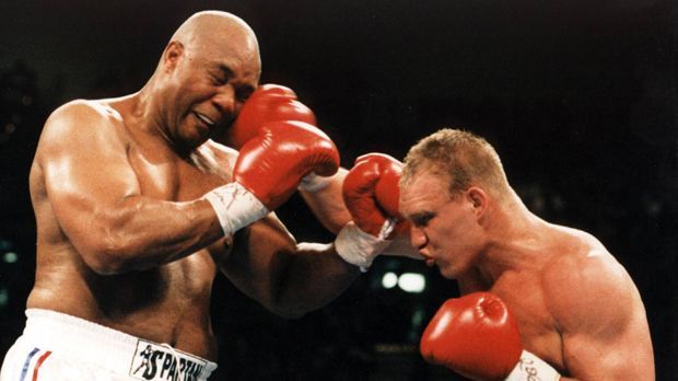 
                <strong>George Foreman</strong><br>
                Seine Karriere schien in den 70ern nach einer Niederlage gegen Jimmy Young eigentlich schon beendet. 1987, im Alter von 38 Jahren, startete er ein Comeback. Fakt ist: Foreman bestritt noch zahlreiche Kämpfe im Alter von Ü40. Mit 42 Jahren zum Beispiel den WM-Kampf gegen Evander Holyfield, den er verlor. Oder mit 45 den WM-Kampf gegen Michael Moorer, den er durch K.o. gewann. Nicht zu vergessen die legendäre IBF-Titelverteidigung gegen Axel Schulz am 22. April 1995, also mit 46 Jahren. Seinen letzten Kampf bestritt Foreman am 22. November 1997. Als 48-Jähriger verlor er gegen Shannon Briggs nach Punkten.
              