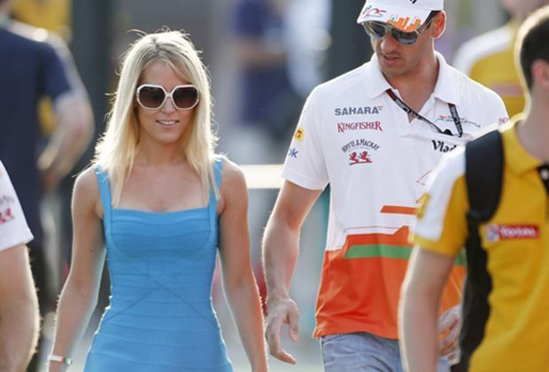 
                <strong>Jenny Becks</strong><br>
                Genau! Die schöne Blonde ist die Freundin von unserem deutschen Fahrer Adrian Sutil
              
