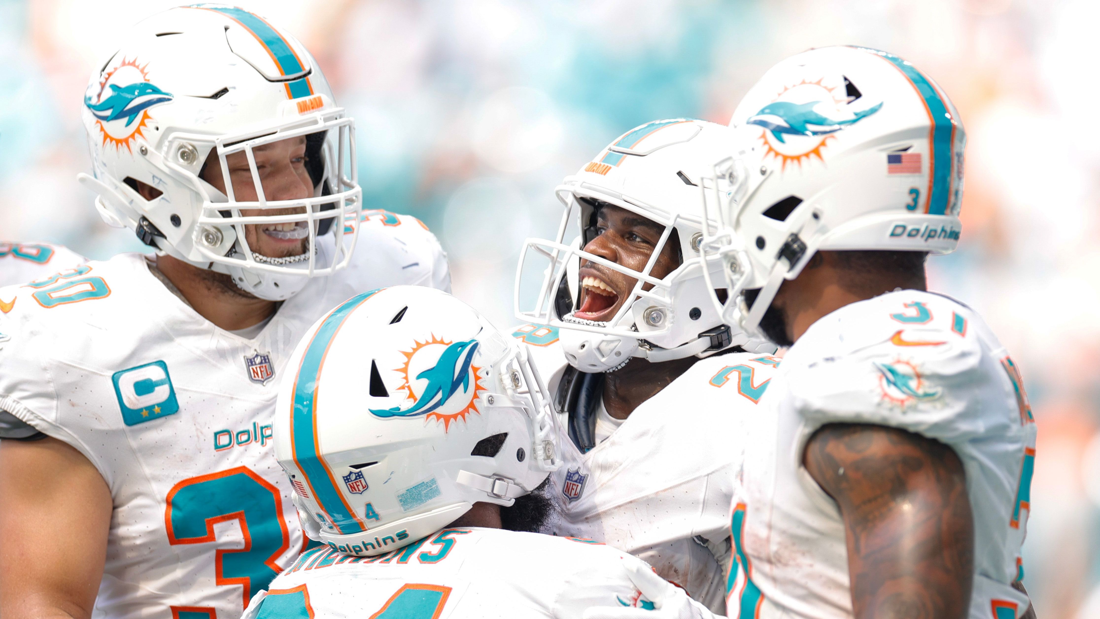 <strong>Rekorde, Bestmarken und famose Zahlen III</strong><br>Zudem sorgten die Dolphins für den ersten "50-Punkte-Sieg" seit 2014 (damals gewannen die Rams mit 52:0 gegen die Raiders) und das <a href="https://www.ran.de/sports/american-football/nfl/galerien/miami-dolphins-gelingt-scorigami-gegen-denver-was-ist-das-321171">1077. Scorigami</a>. Dolphins-QB Tagovailoa warf gegen Denver mehr Touchdown-Pässe als Incompletions, führte Miami außerdem zu 1.651 Offense-Yards in den ersten drei Saisonspielen. Rekordwert in der Liga-Geschichte!