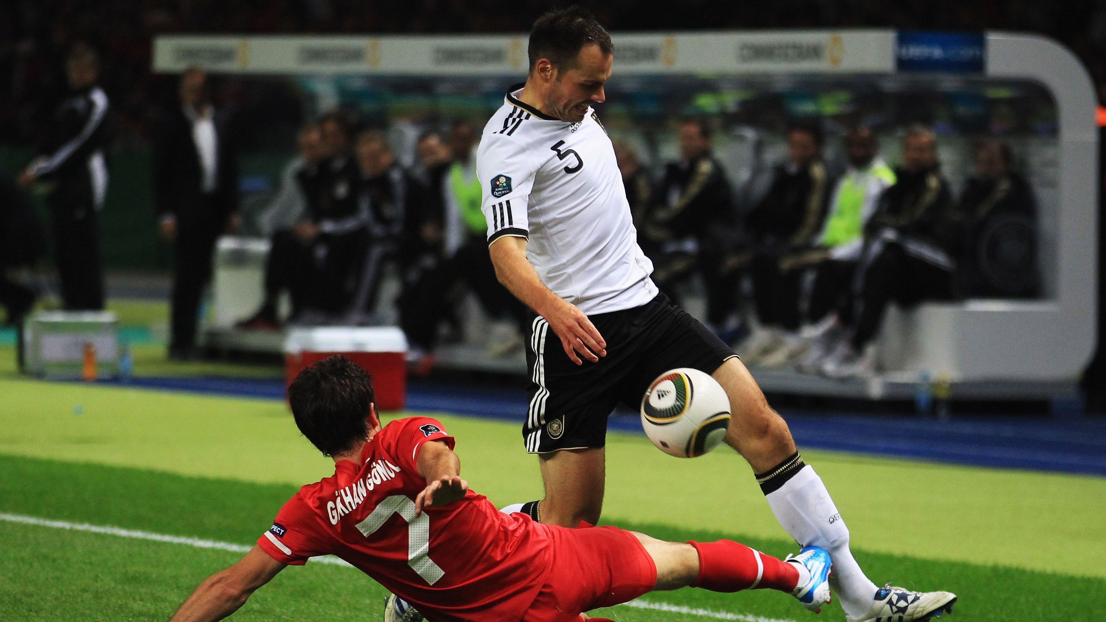 <strong>Abwehr: Heiko Westermann</strong><br>Auf der Linksverteidiger-Position vertraute der damalige Bundestrainer Joachim Löw in der EM-Qualifikation gegen die Türkei auf Heiko Westermann. Zu dieser Zeit war der damals 27-Jährige auf dem Weg zurück ins DFB-Team, nachdem er die WM 2010 in Südafrika wegen eines Kahnbeinbruchs verpasste.&nbsp;