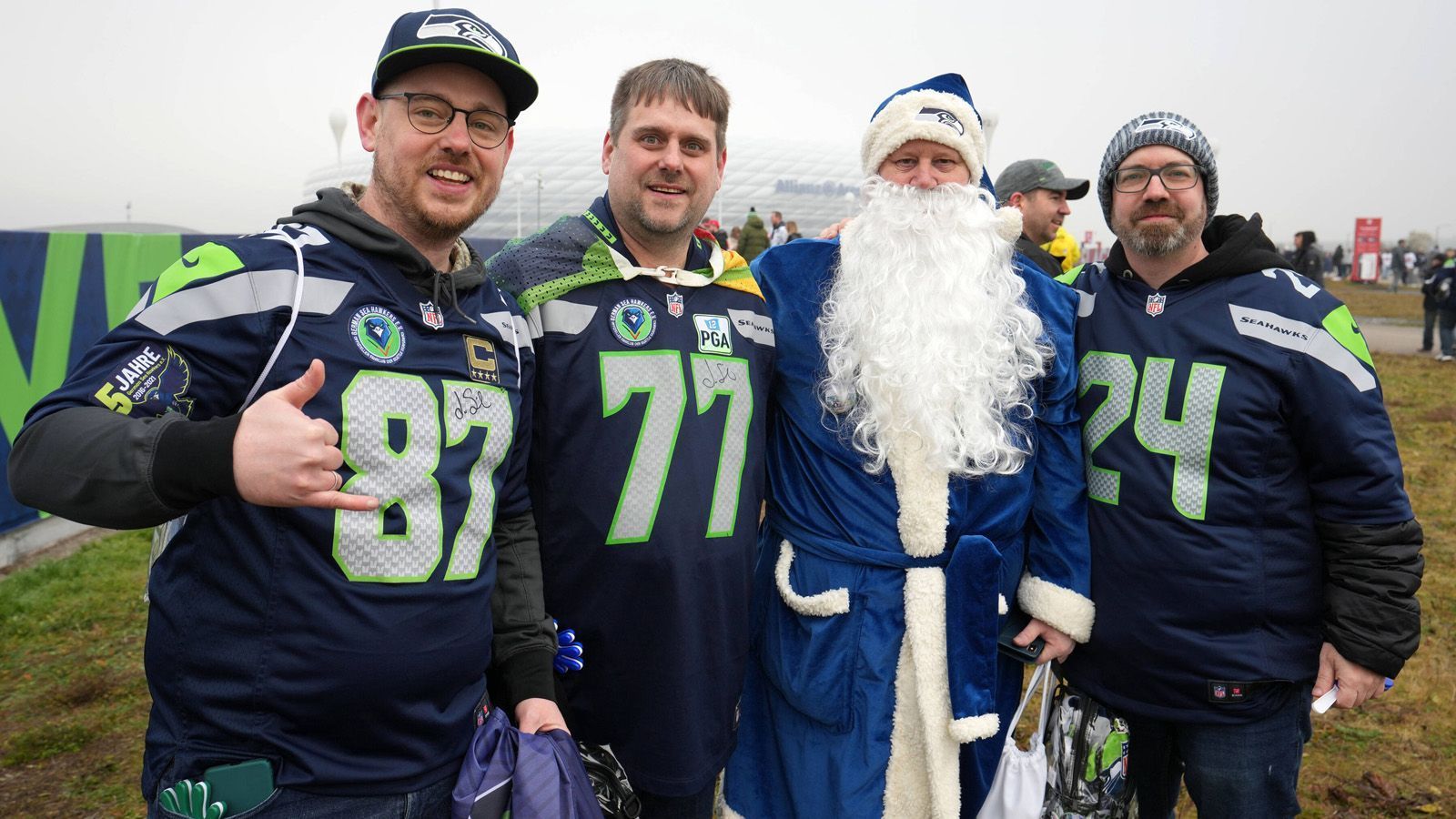 
                <strong>NFL 4</strong><br>
                Fanatics, der exklusive NFL-Verkäufer für Fanartikel in Europa, erzielte in München ein Top-Ergebnis. Die Verkaufszahlen am Spieltag in der Allianz Arena waren die höchsten, die jemals bei einem NFL-Spiel außerhalb der USA verzeichnet wurden.
              