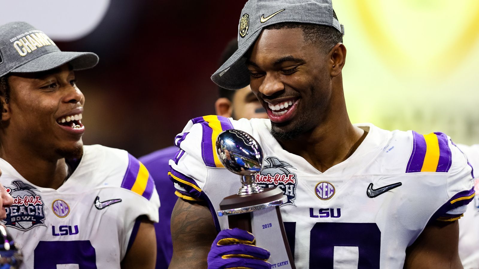 
                <strong>20 Jackonsville Jaguars: K'Lavon Chaisson</strong><br>
                Defensive EndLSUDie Los Angeles Rams tradeten ihren Erstrunden-Pick 2020 zu den Jacksonville Jaguars für Jalen Ramsey.
              