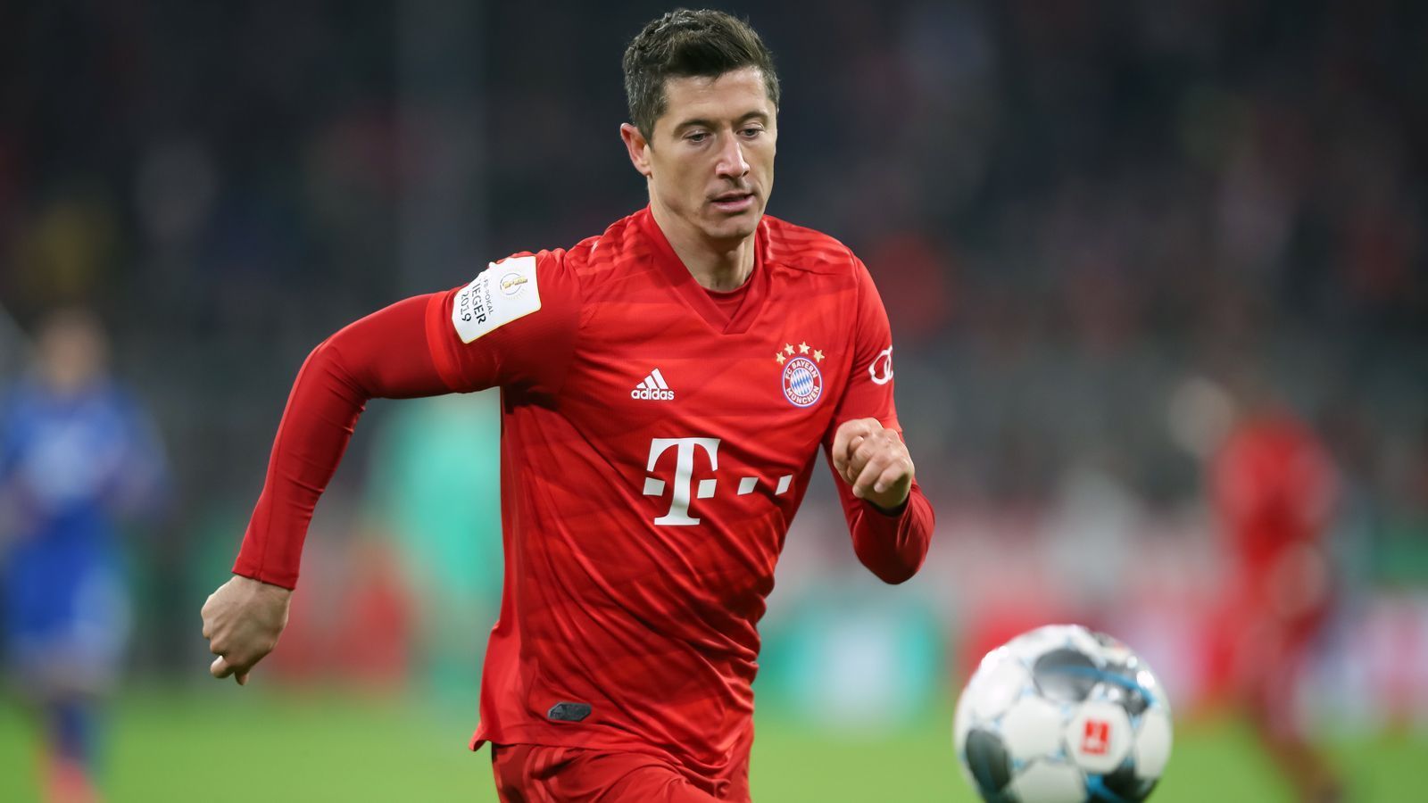 
                <strong>Platz 8: Robert Lewandowski</strong><br>
                Pflichtspiele für die Bayern: 276Pflichtspiel-Tore für die Bayern: 231Nationalität: PolenBeim FC Bayern seit 2014 unter Vertrag
              