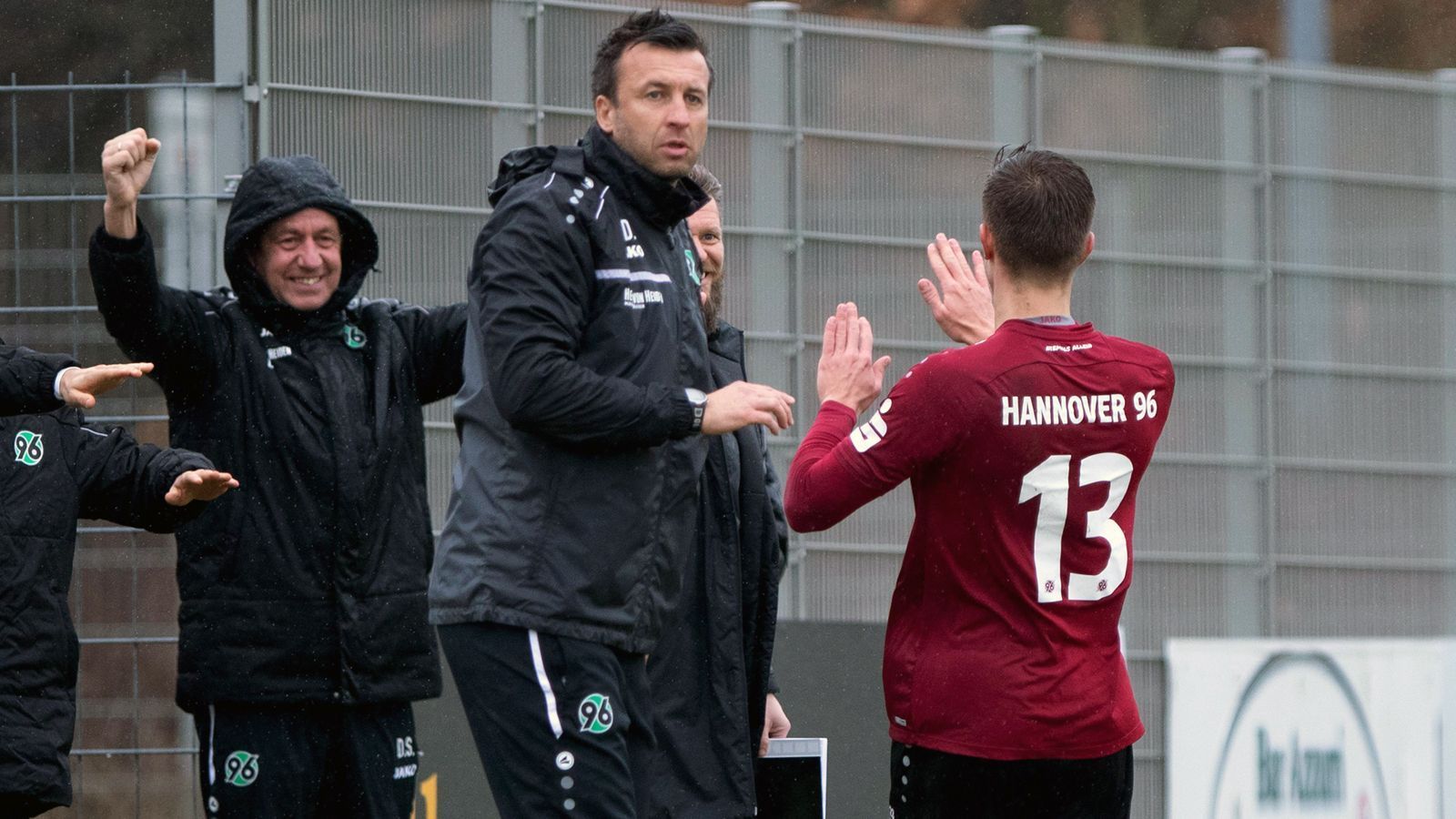 
                <strong>Hannover 96 (Regionalliga Nord)</strong><br>
                Unter Trainer Christoph Dabrowski machte Hannover 96 II in der abgelaufenen Saison der Regionalliga Nord einen weiteren, kleinen Schritt nach oben. Der Ex-Profi beendete die Spielzeit mit seinem Team auf Platz 6 (im Vorjahr Platz 8). So kann die Hannoveraner Zweitvertretung trotz des Abstiegs der Profis einigermaßen sorgenfrei in die neue Saison gehen. Mit Stürmer Hendrik Weydandt ist sogar ein für die Regionalliga geholter Stürmer zu einer der wenigen positiven Erscheinungen beim Bundesliga-Absteiger avanciert (sechs Tore in 28 Bundesligaspielen) und hat deshalb auch schon längst einen Profivertrag in der Tasche. Für die Regionalliga-Amateure spielte der 23-Jährige lediglich zwei Mal (ein Tor), ehe der Aufstieg zu den Profis gelang.
              