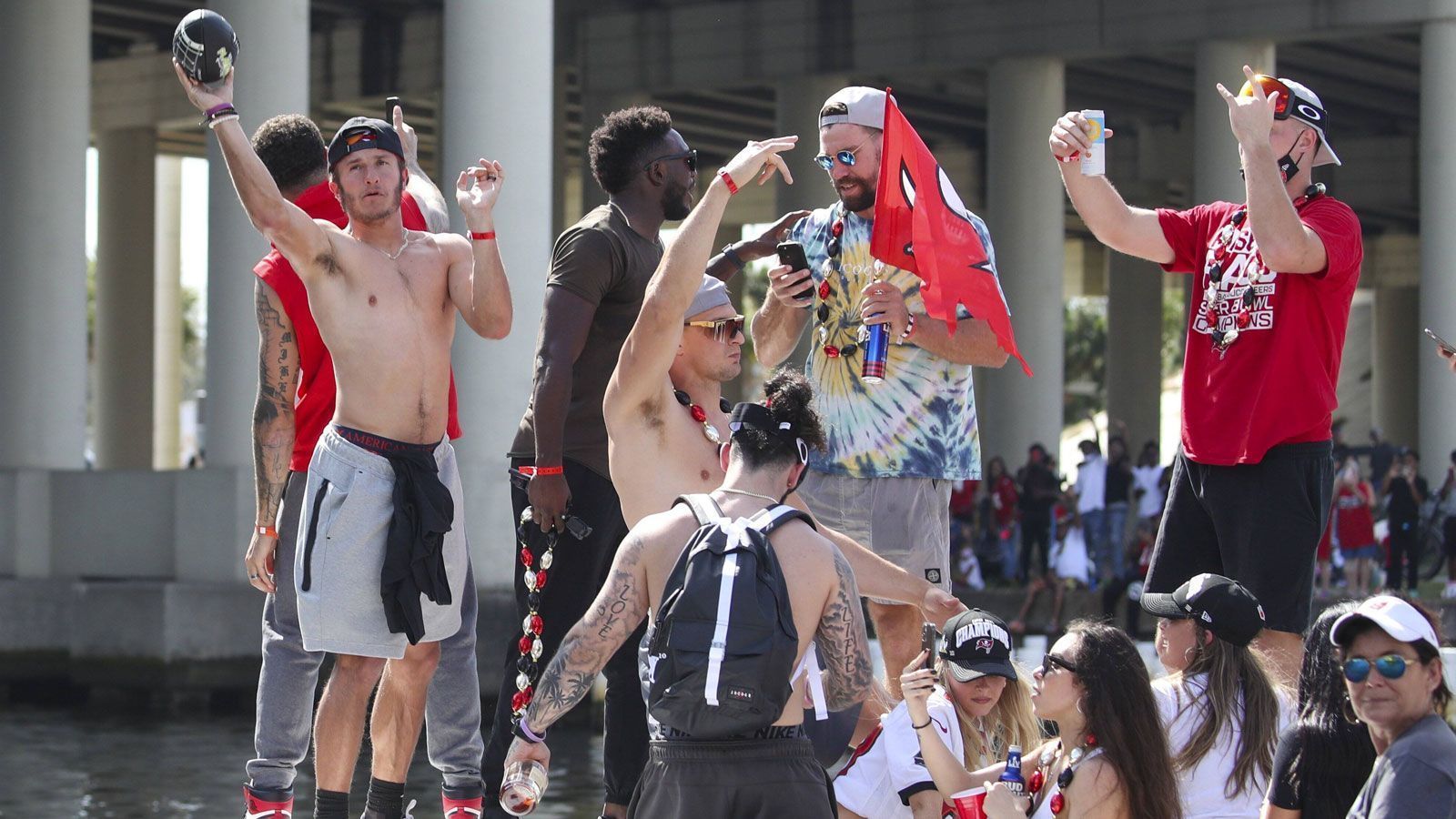 
                <strong>Die Bootsparade der Buccaneers nach dem Super-Bowl-Triumph</strong><br>
                Bei sommerlichen 28 Grad werden schnell die ersten Kleidungsstücke abgelegt.
              