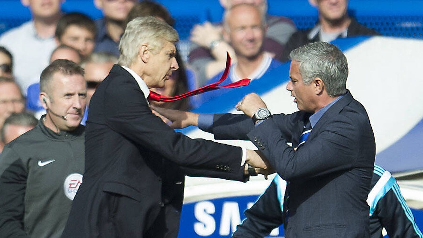 <strong>Die Schande von London</strong><br>
                Ein anderer Trainer, mit dem Mourinho die Rivalität auf die Spitze trieb, war Arsene Wenger (l.). Der Portugiese unterstellte dem Arsenal-Coach 2005, ein Voyeur zu sein, der mehr auf den vom ihm trainierten FC Chelsea als auf seine eigene Mannschaft schaue. Die Provokationen gingen nach Mourinhos Rückkehr nach London weiter, am 5. Oktober 2014 stürmte Wenger bei einem Premier-League-Duell in Mourinhos Coaching Zone und schubste den Trainer. Weitere Handgreiflichkeiten konnten verhindert werden, aber der Vorfall ist als "Schande von London" unvergessen.