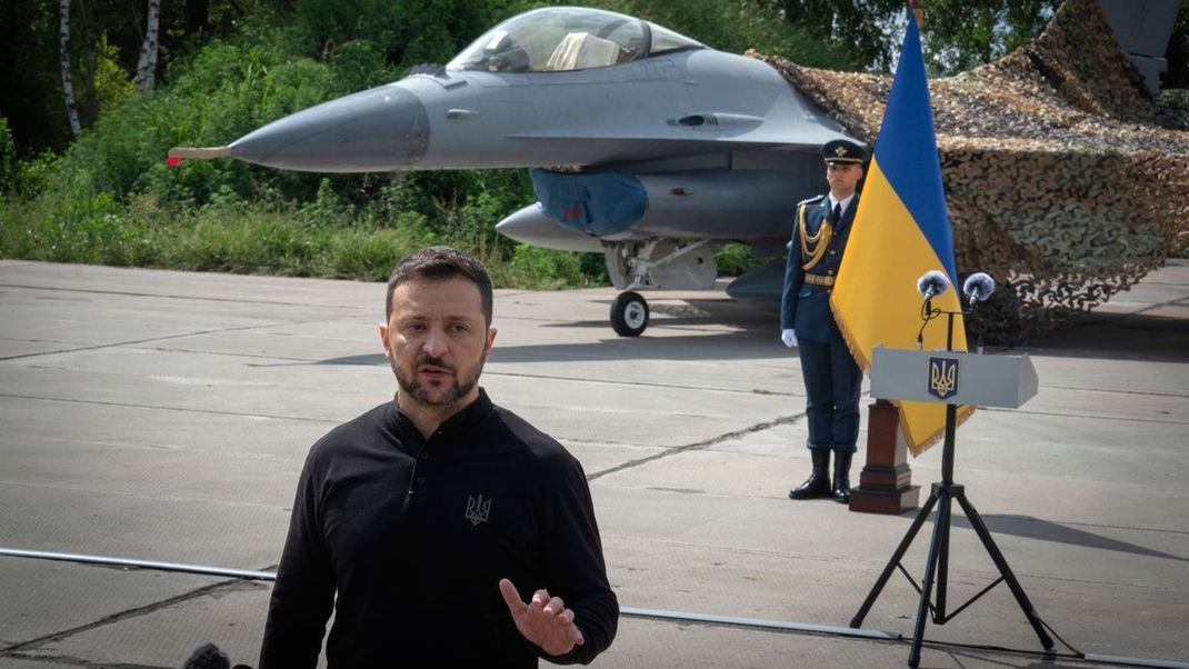 Präsident Selenskyj vor einer F-16: Die Kampfjets gelten als besonders schützenswert.